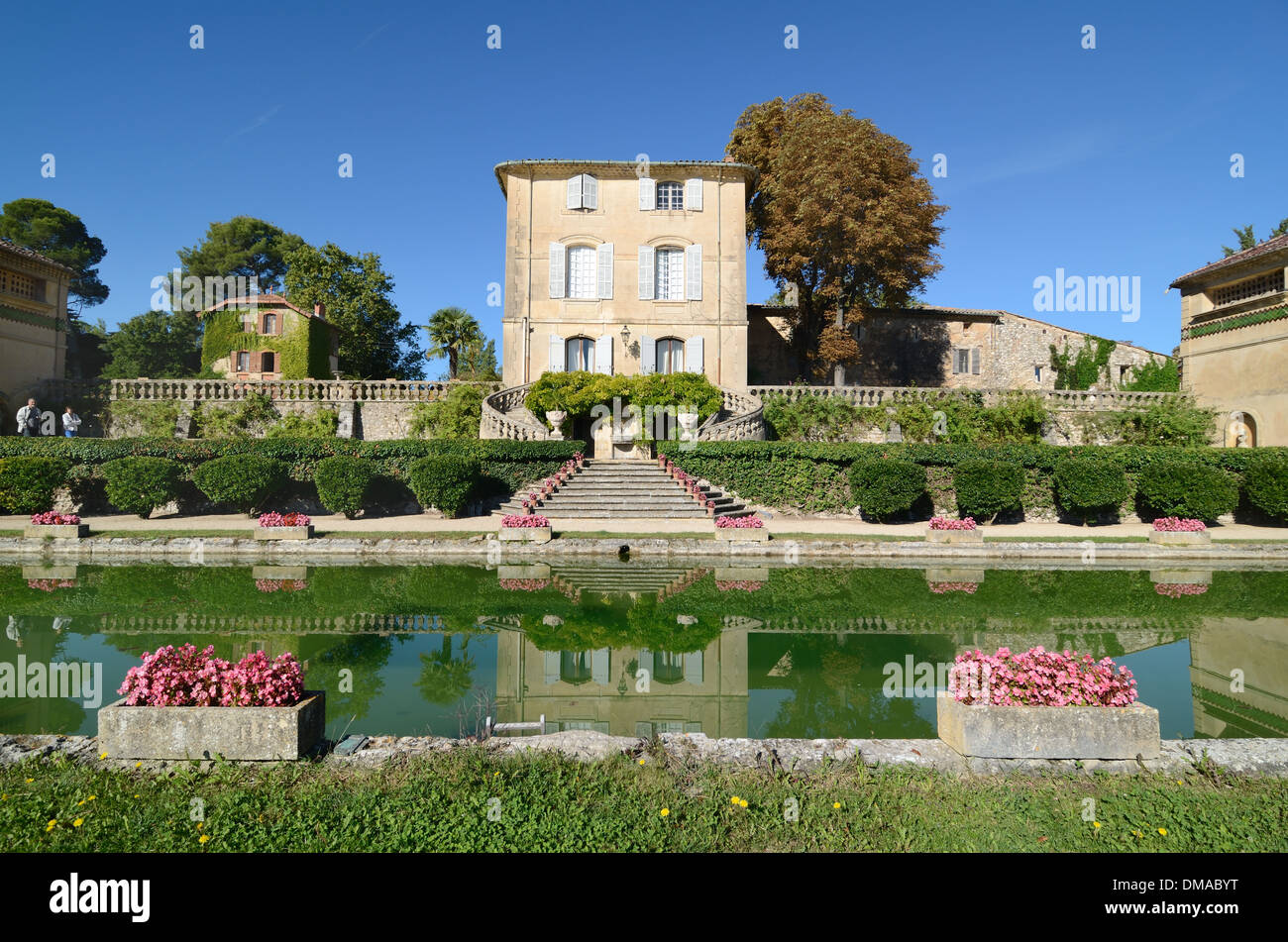 Château d'Arnajon Bastide oder Land Haus & Wassergarten mit Prnamental Pool Le Puy-Sainte-Réparade Provence Frankreich Stockfoto