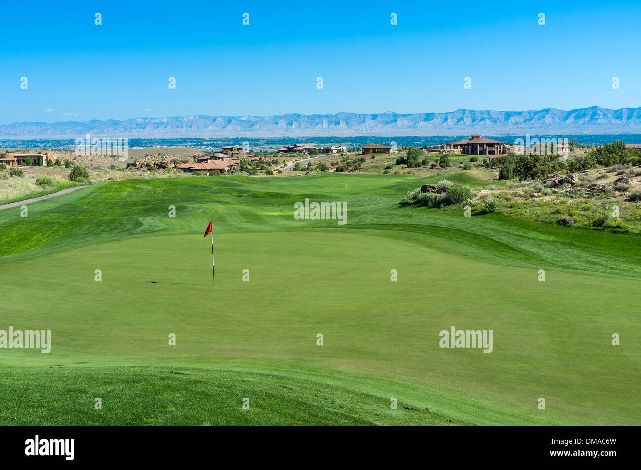 Erste grüne und Fahrrinne an Redlands Mesa Golf Club, Grand Junction, Colorado, USA Stockfoto