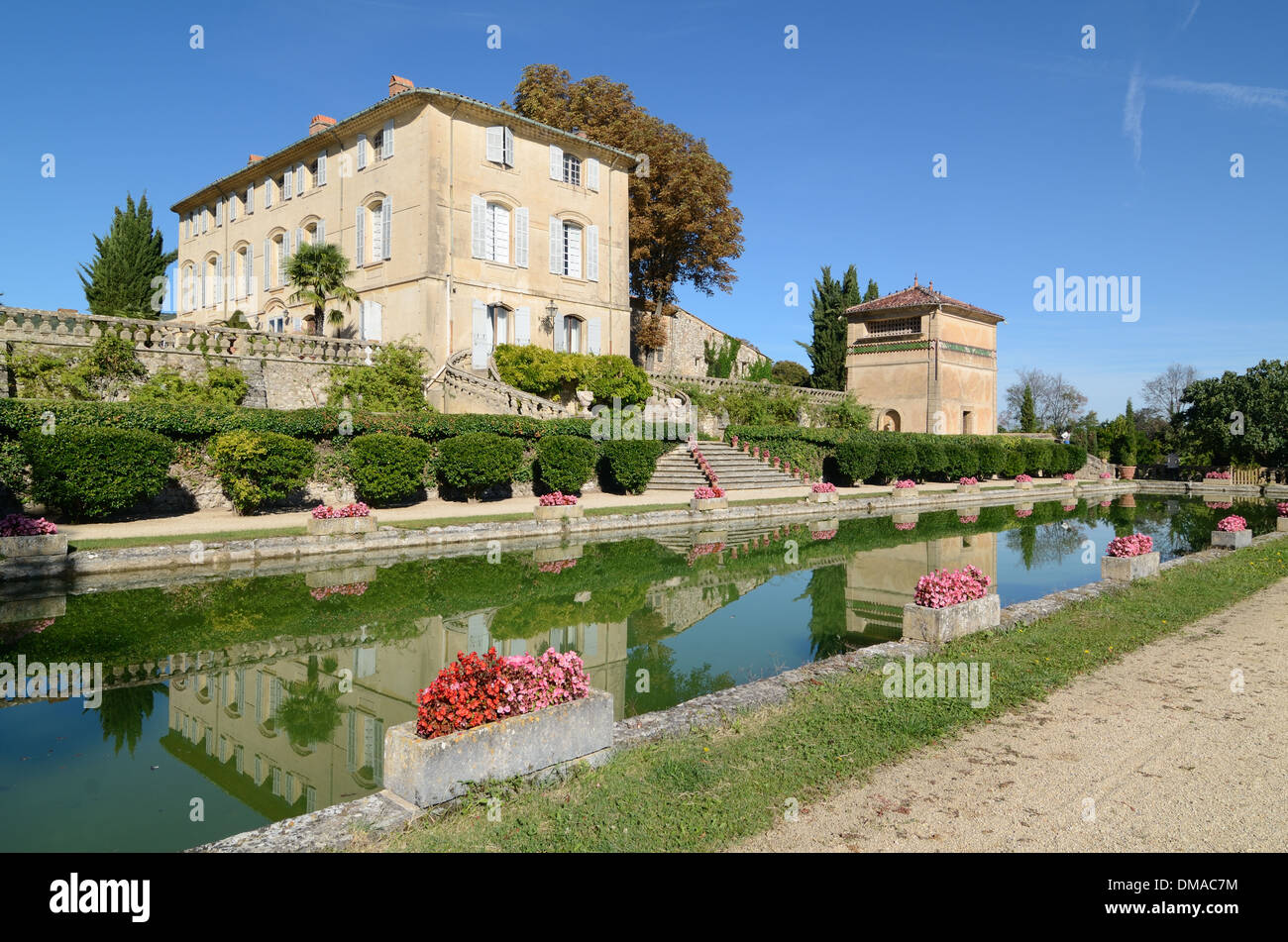 Château d'Arnajon Reflected in ornamentalen Pool der terrassierten Wasser Garten Le Puy-Sainte-Réparade Provence Frankreich Stockfoto