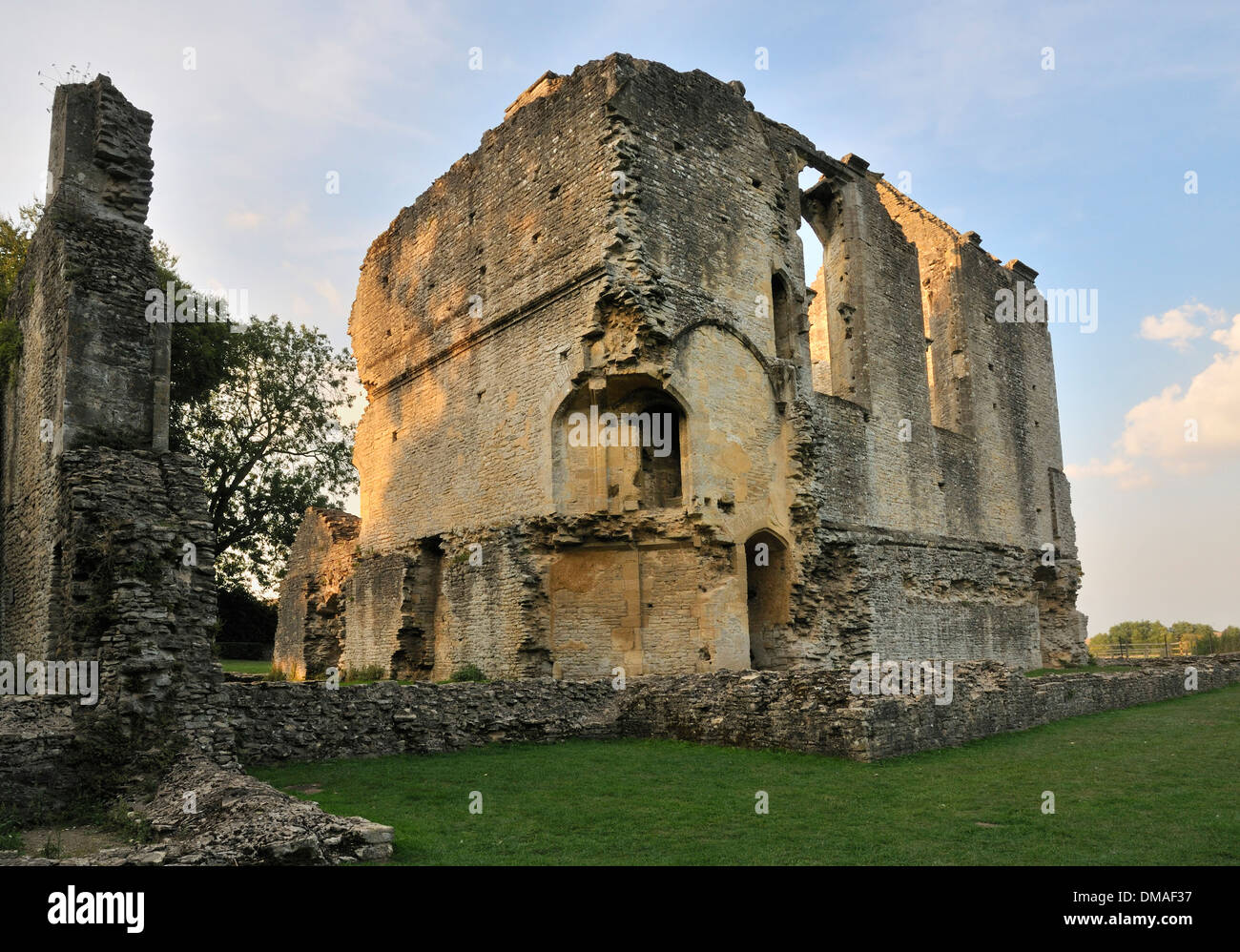 Reste der Minster Lovell Hall, Oxfordshire erbaut 1440, in verlassenen 1747 Stockfoto
