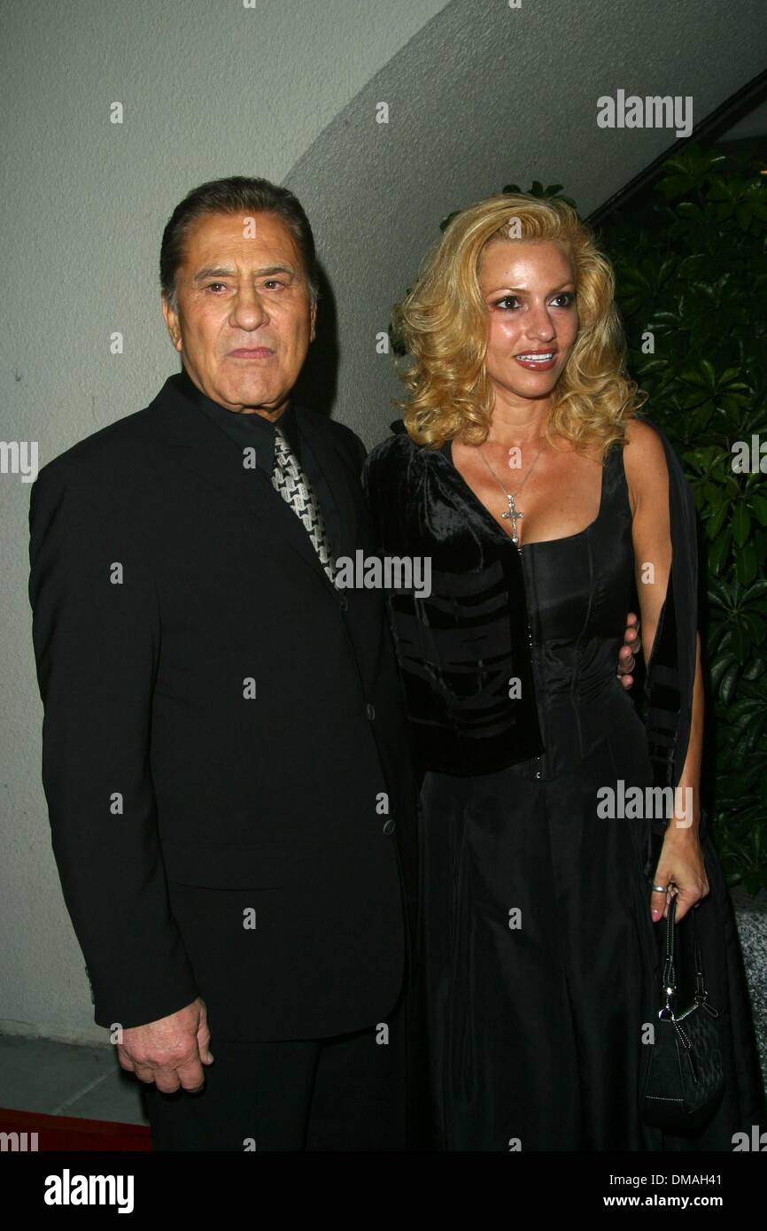 24. November 2002 - Beverly Hills, Kalifornien, USA - JAMES FARENTINO und Frau... 21. K27254NP NORBY WALTERS PRE-JAHRESURLAUB WEIHNACHTSFEIER. DIE MÖNCH-VEREIN, BEVERLY HILLS, KALIFORNIEN. 24. NOVEMBER 2002. NINA PROMMER / 2002 (Kredit-Bild: © Globe Photos/ZUMAPRESS.com) Stockfoto