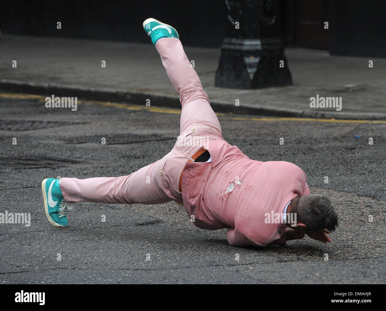Robbie Williams führt eine Breakdance-Routine in einem rosa Anzug und  Türkis Nike High – Top-Schuhe, wie er Szenen für seinen neuen filmt  Stockfotografie - Alamy