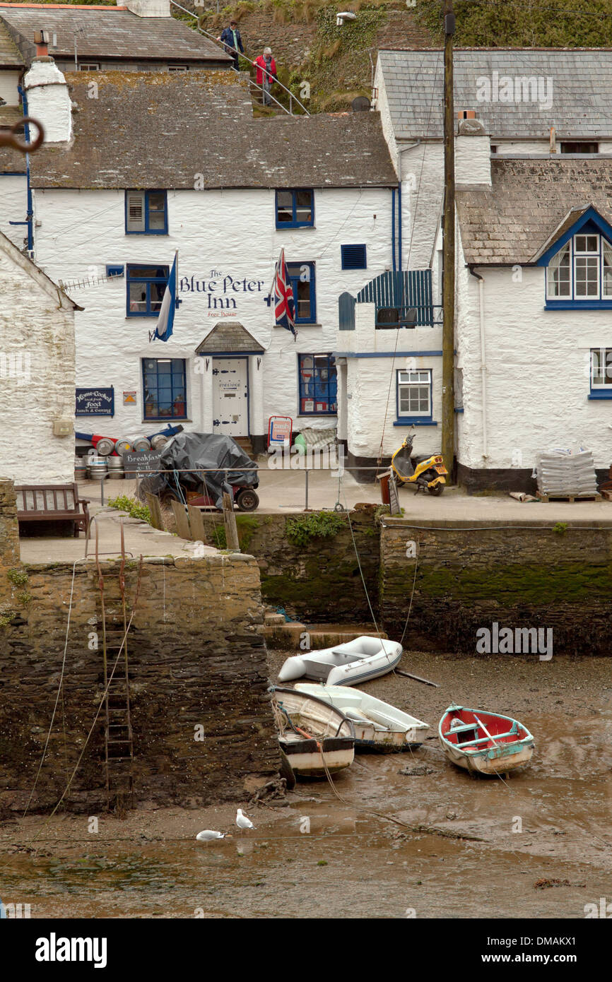 Das Blue Peter Inn, gebaut in den Felsen am äußeren Kai, Polperro, Cornwall, UK Stockfoto