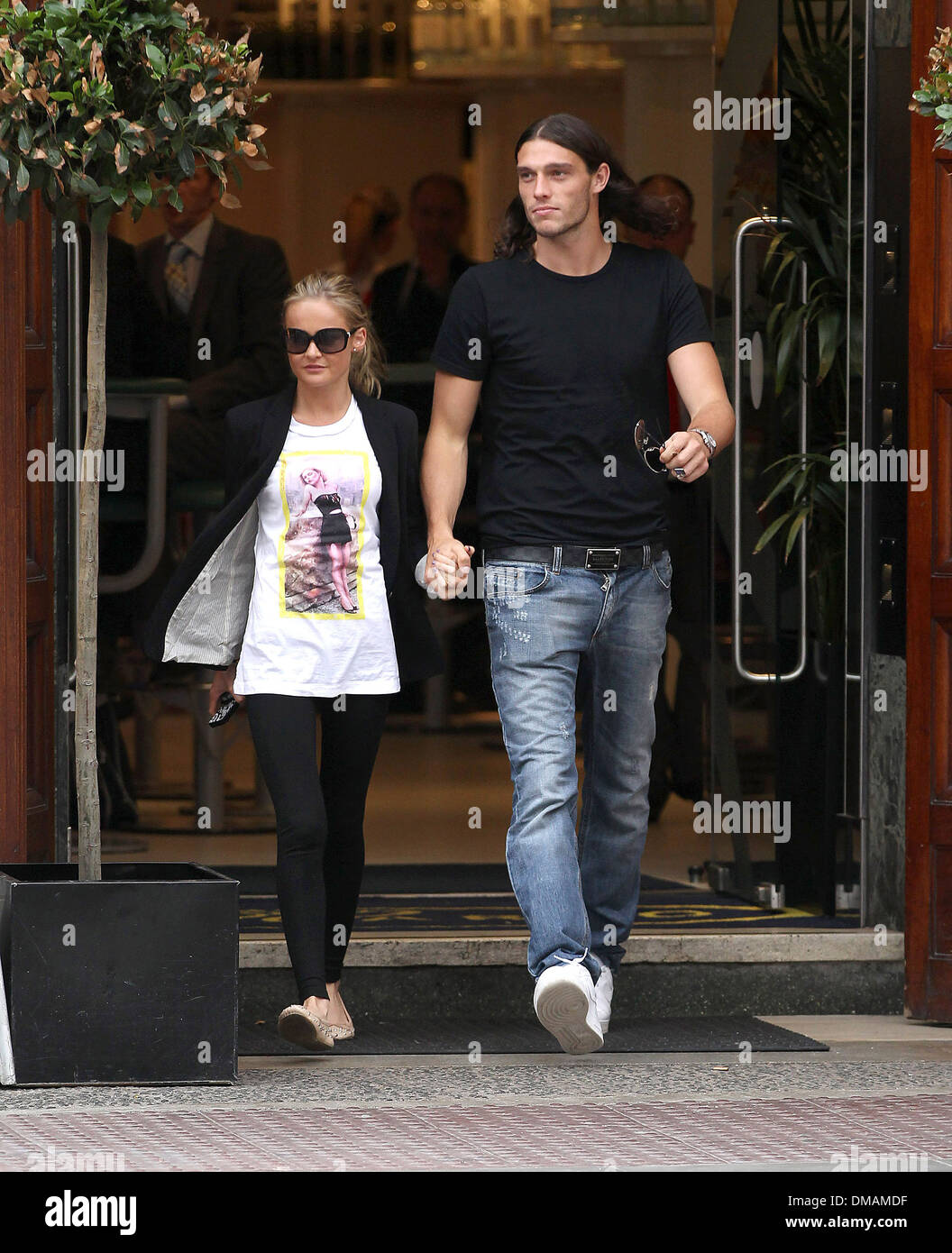Liverpool Sturmer Andy Carroll Lasst San Carlo Restaurant In Liverpool Nach Etwas Zu Essen Mit Seiner Freundin Stacey Miller Stockfotografie Alamy