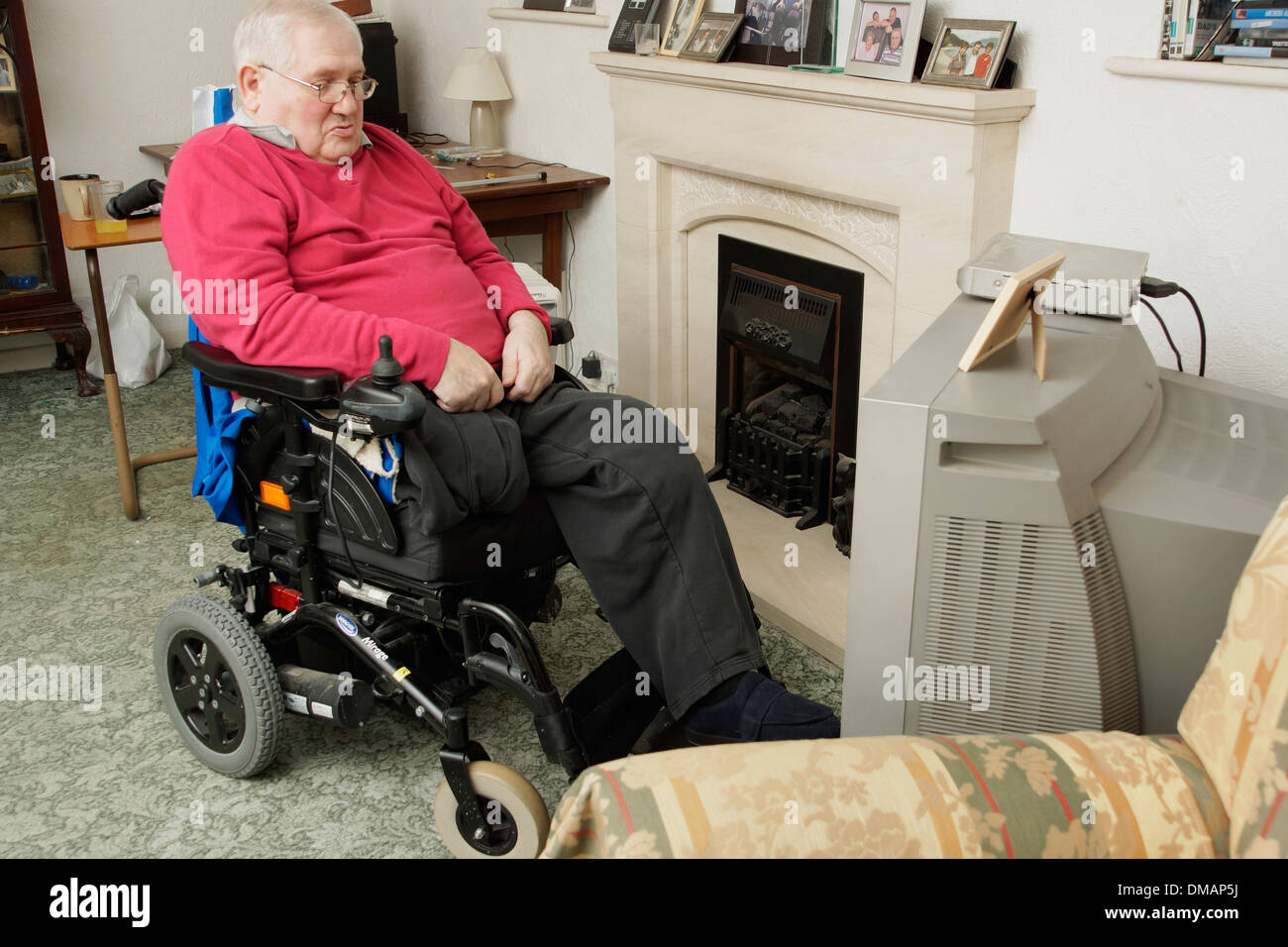 Behinderter alter mann -Fotos und -Bildmaterial in hoher Auflösung