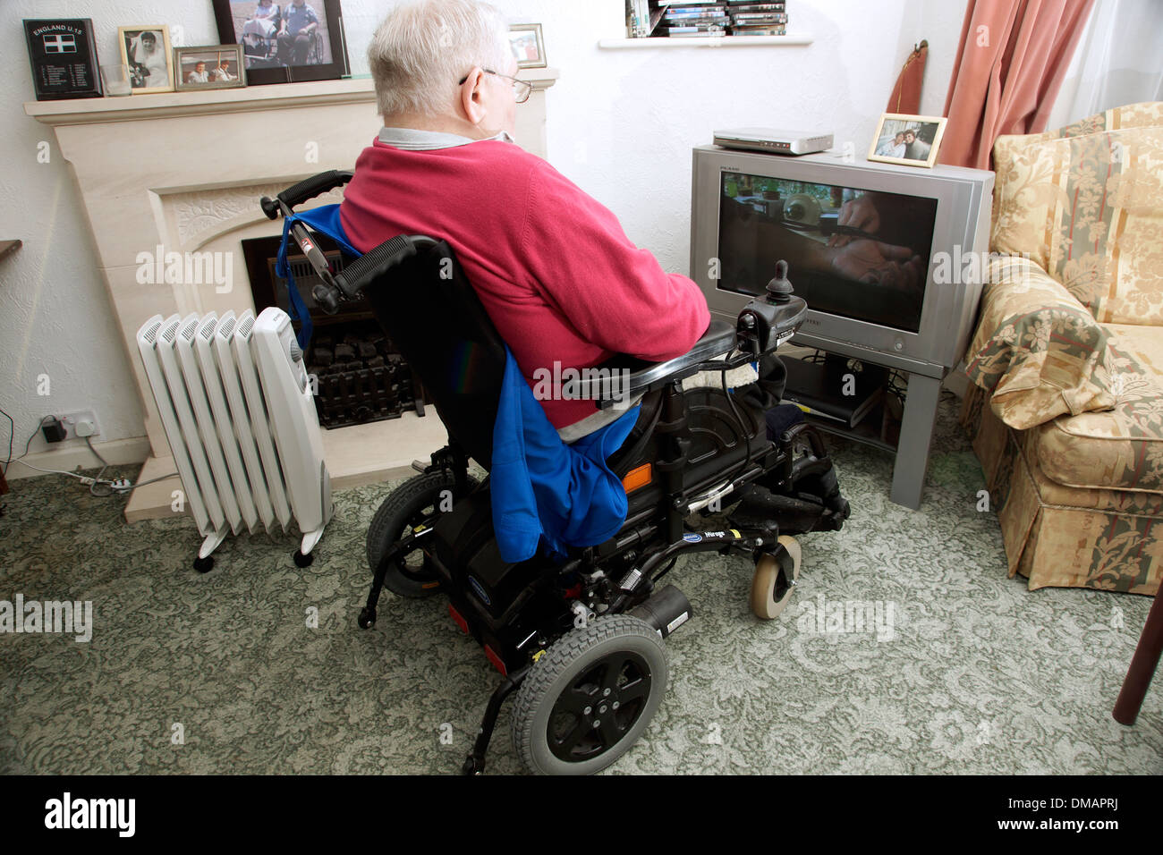 Behinderten älteren Mann in einem Rollstuhl, Fernsehen Stockfoto