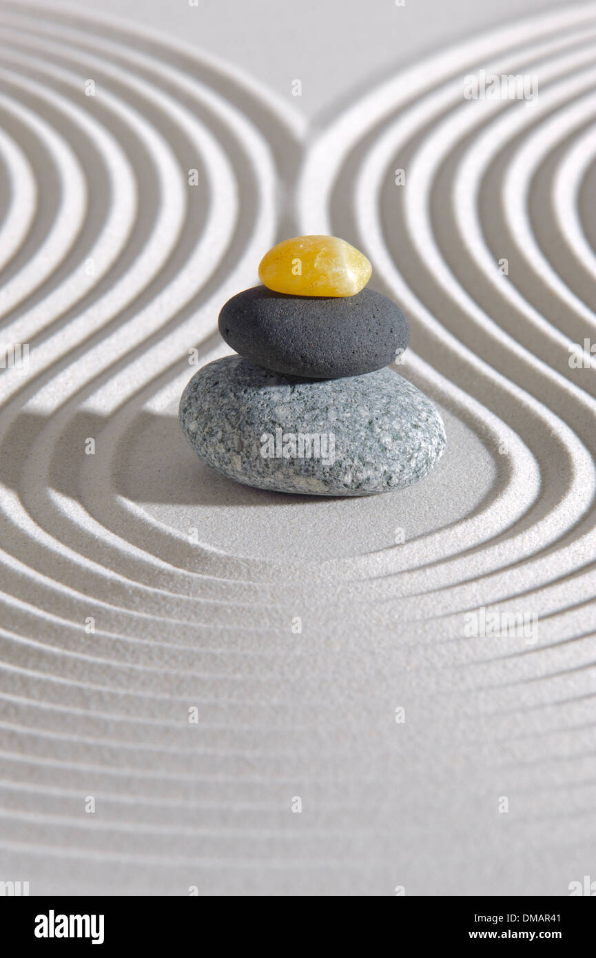 Japan-Zen-Garten mit Steinen in geharkt sand Stockfoto