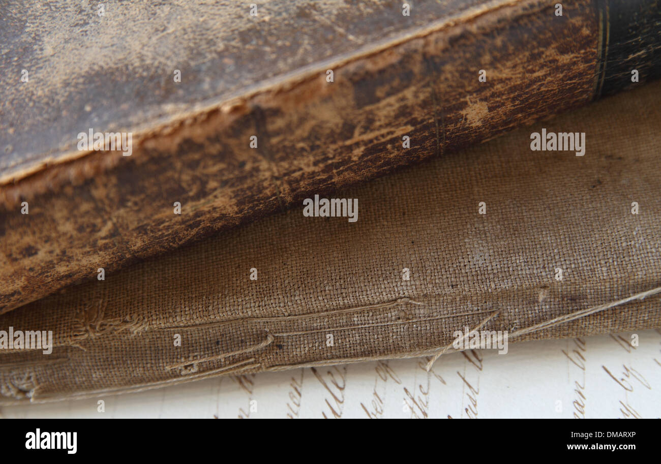 Wirbelsäule und Abdeckungen von alten beschädigt Büchern mit einem Vintage-Skript-Seite Stockfoto