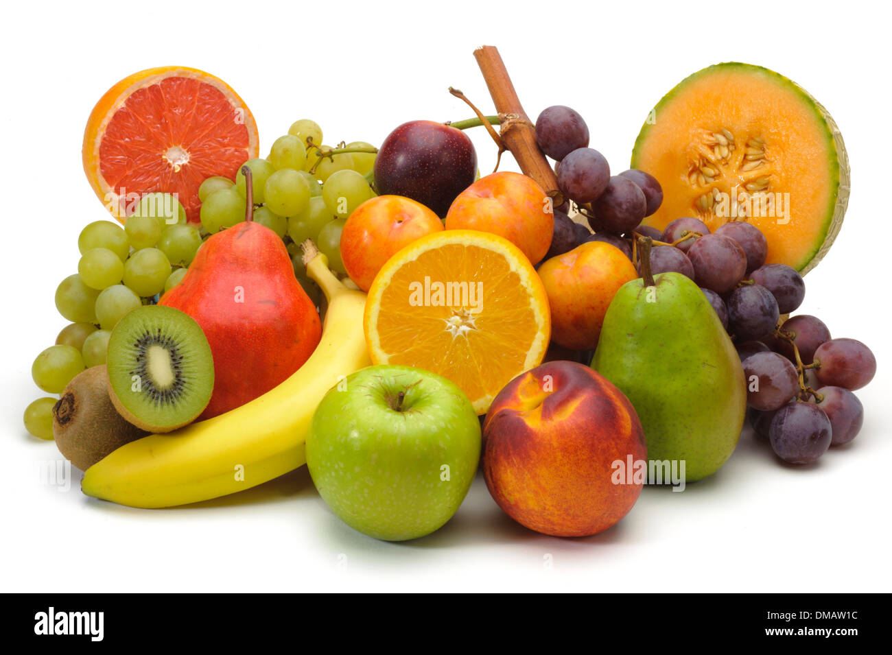 Frische gemischte Früchte auf die Platte über der weißen Hintergrund Stockfoto