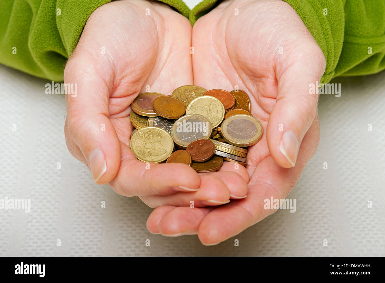 Nahaufnahme von Menschenhänden mit Euro-Münzen Bargeld EU-Europa-Europa Stockfoto