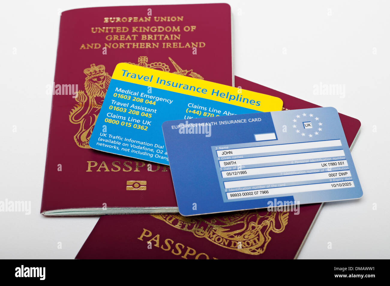 Nahaufnahme der europäischen Krankenversicherungskarte EHIC und Britisch Reisepass Stockfoto