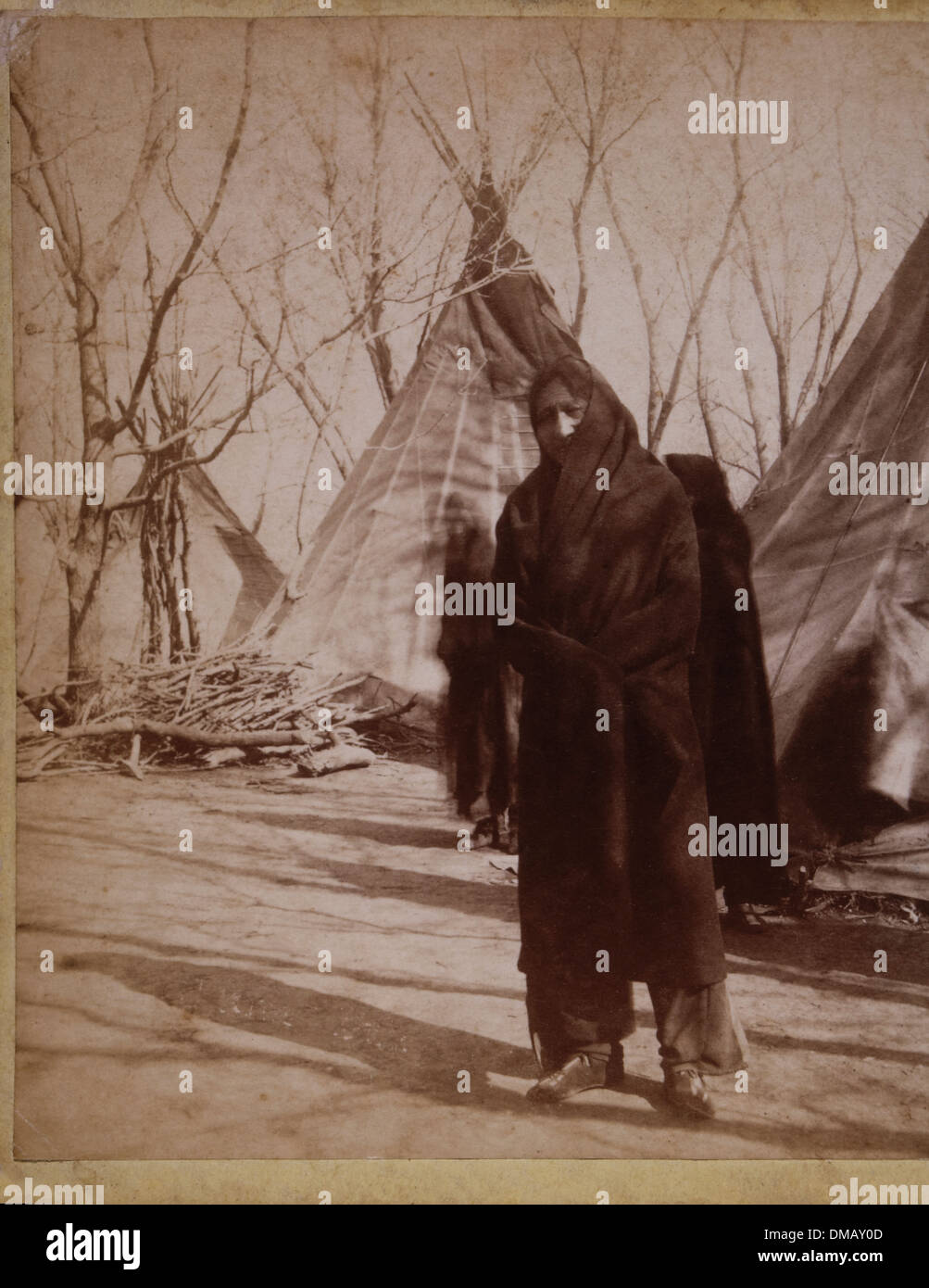 Sitting Bull, verpackt in Decke in der Nähe von Tipis auf Reservierung, Fort Randall, Dakota Territorien, 1882 Stockfoto