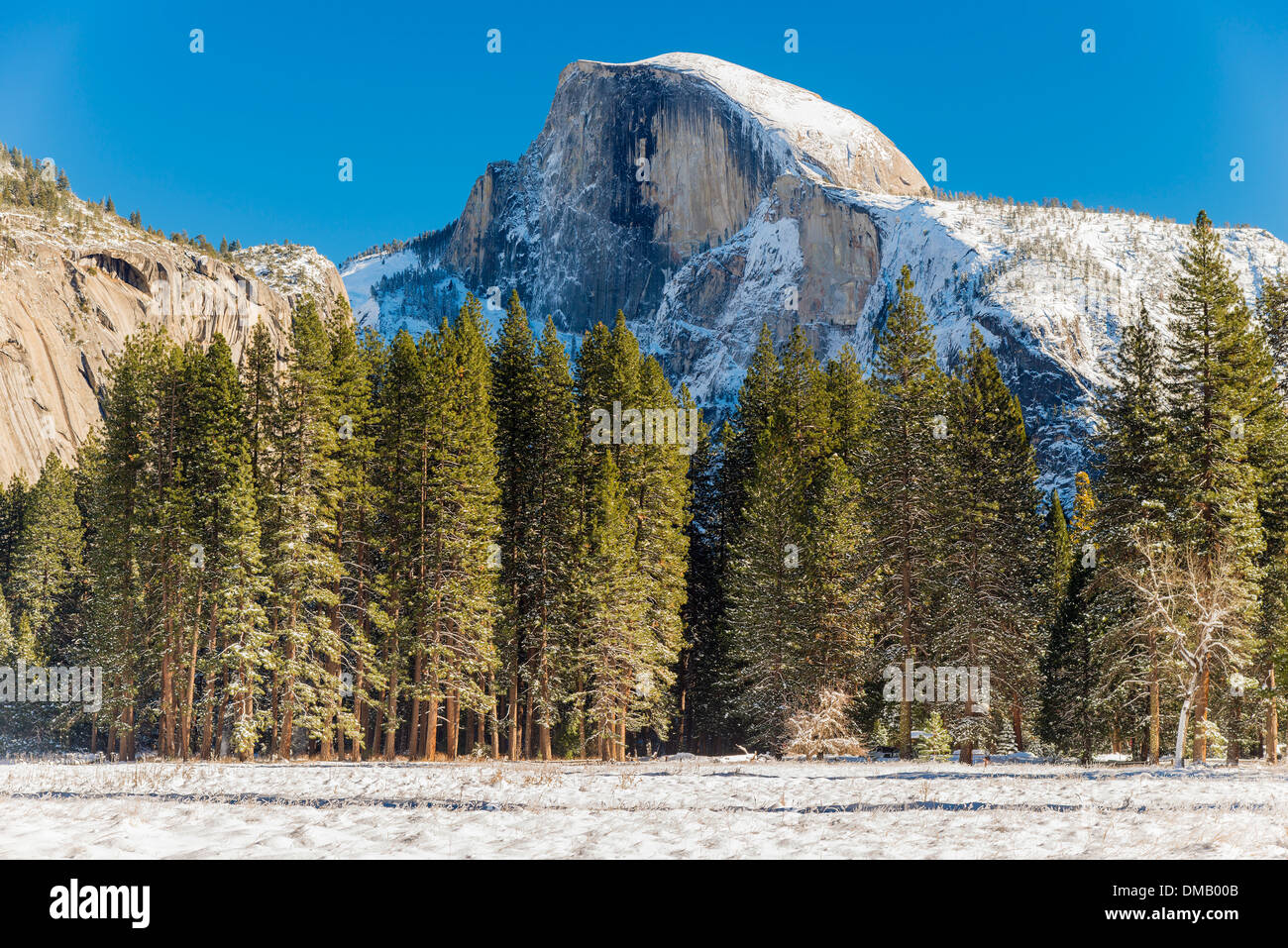 Winter-Blick über Berg Half Dome, Yosemite-Nationalpark, Kalifornien, USA Stockfoto