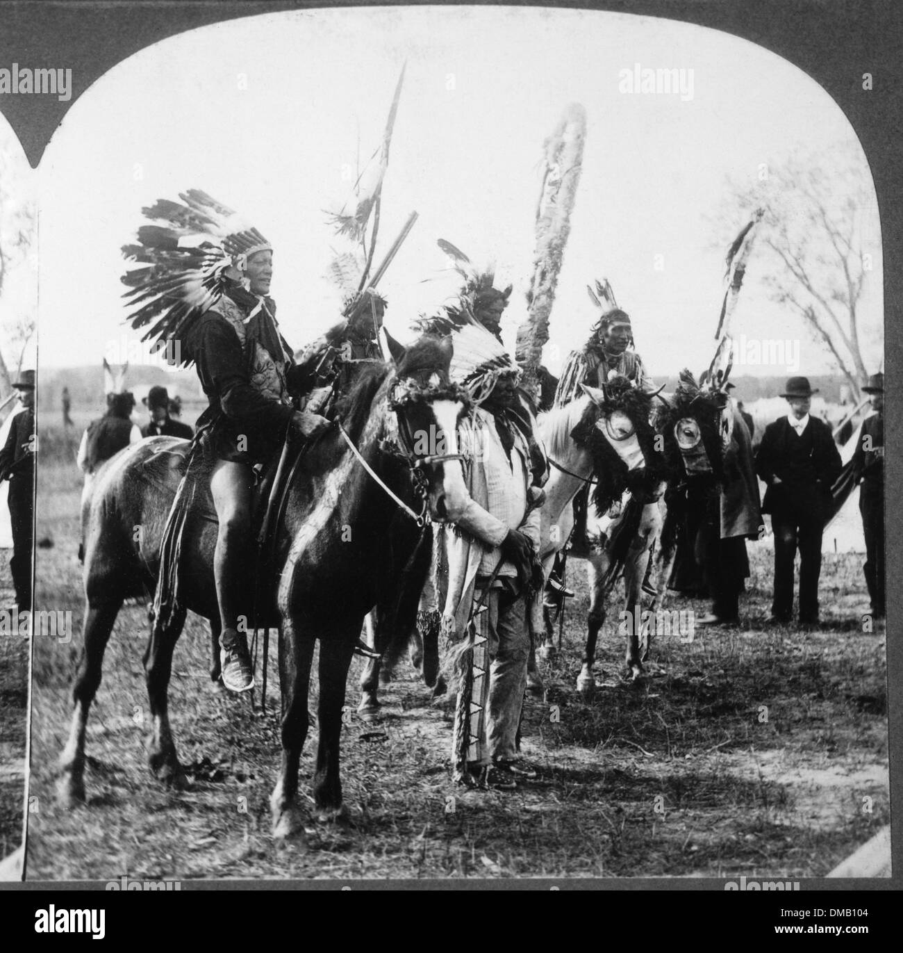 Sioux Indianer Indianer in traditionellen Kopfschmuck auf dem Pferderücken, Nebraska, USA, schließen Up, 1900 Stockfoto