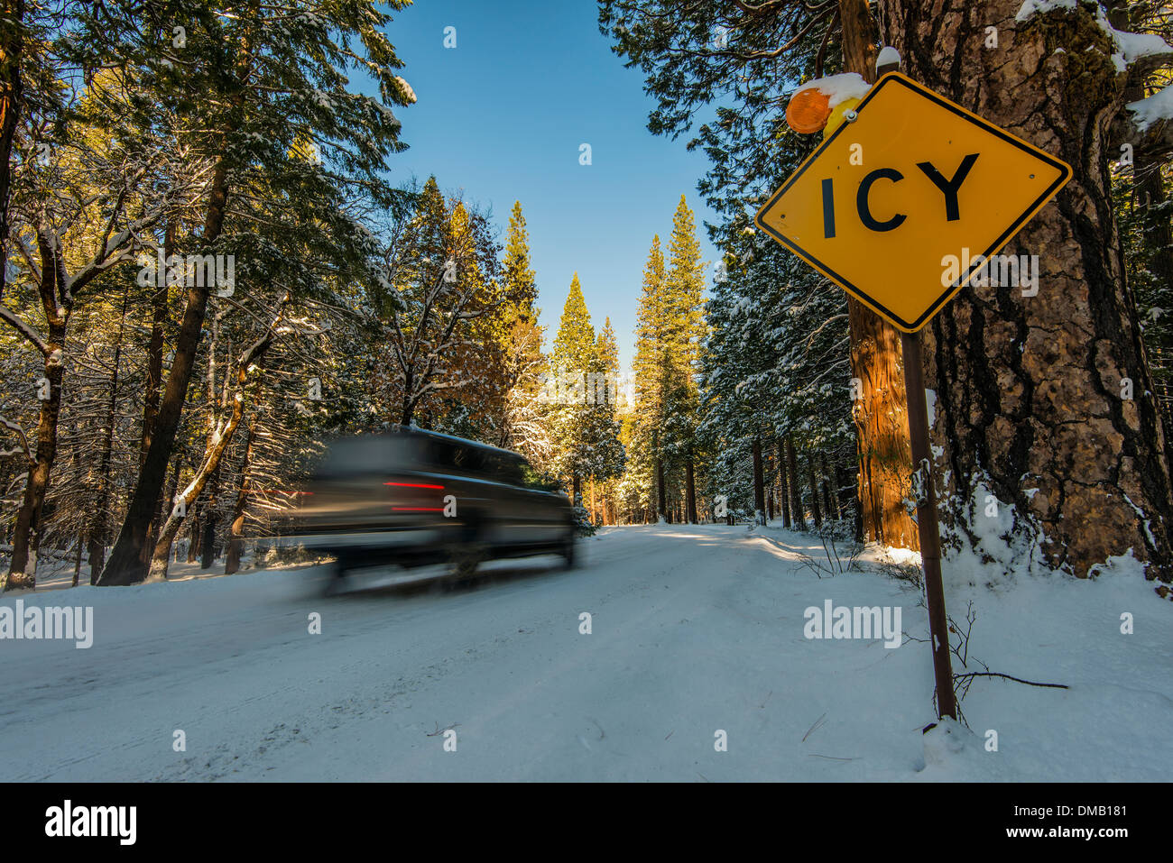 Straße, Vereisung, gelbe Warnzeichen auf einer verschneiten Straße, Yosemite-Nationalpark, Kalifornien, USA Stockfoto
