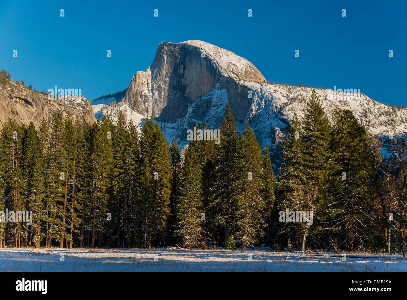 Winter-Blick über Berg Half Dome, Yosemite-Nationalpark, Kalifornien, USA Stockfoto