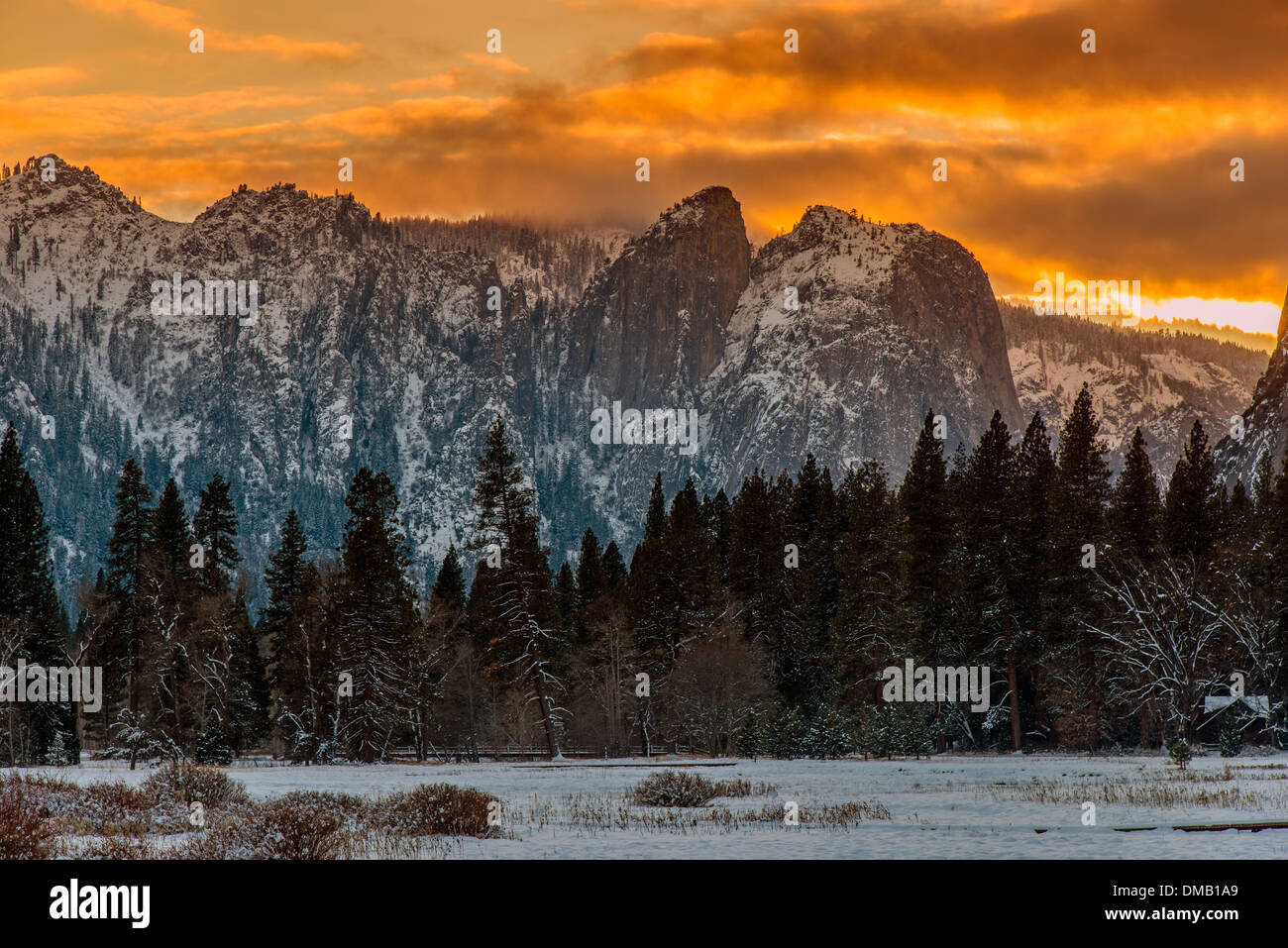 Landschaftlich reizvolle Winter Sonnenuntergang im Yosemite-Nationalpark, Kalifornien, USA Stockfoto