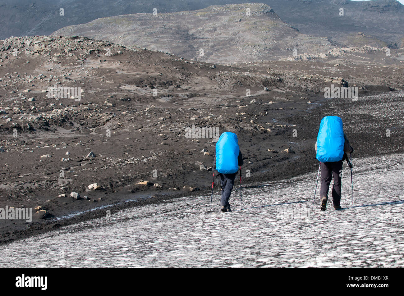 Wanderer durchqueren ein Schneefeld, Landmannalaugar, Island Stockfoto