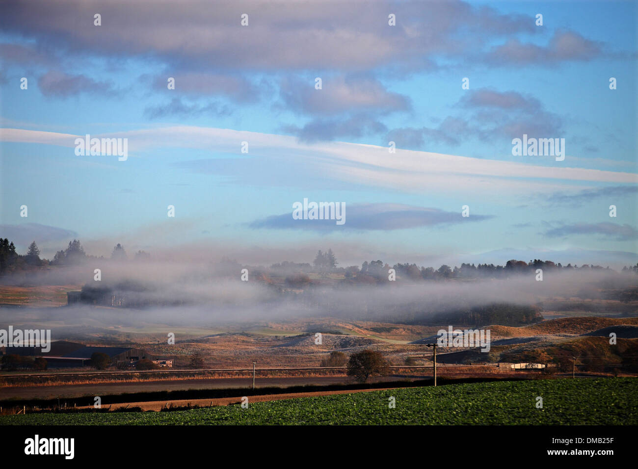 Nebel hängt tief über ein Tal in der Nähe von Blackford, Perth und Kinross. Stockfoto