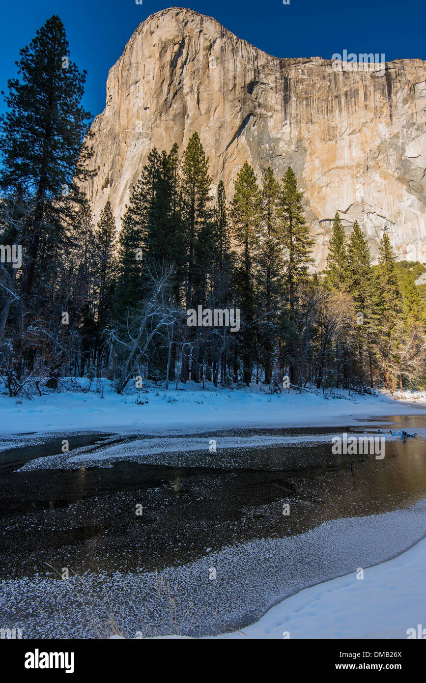 Winterlandschaft mit Tenaya Creek und El Capitan Berg hinter, Yosemite-Nationalpark, Kalifornien, USA Stockfoto