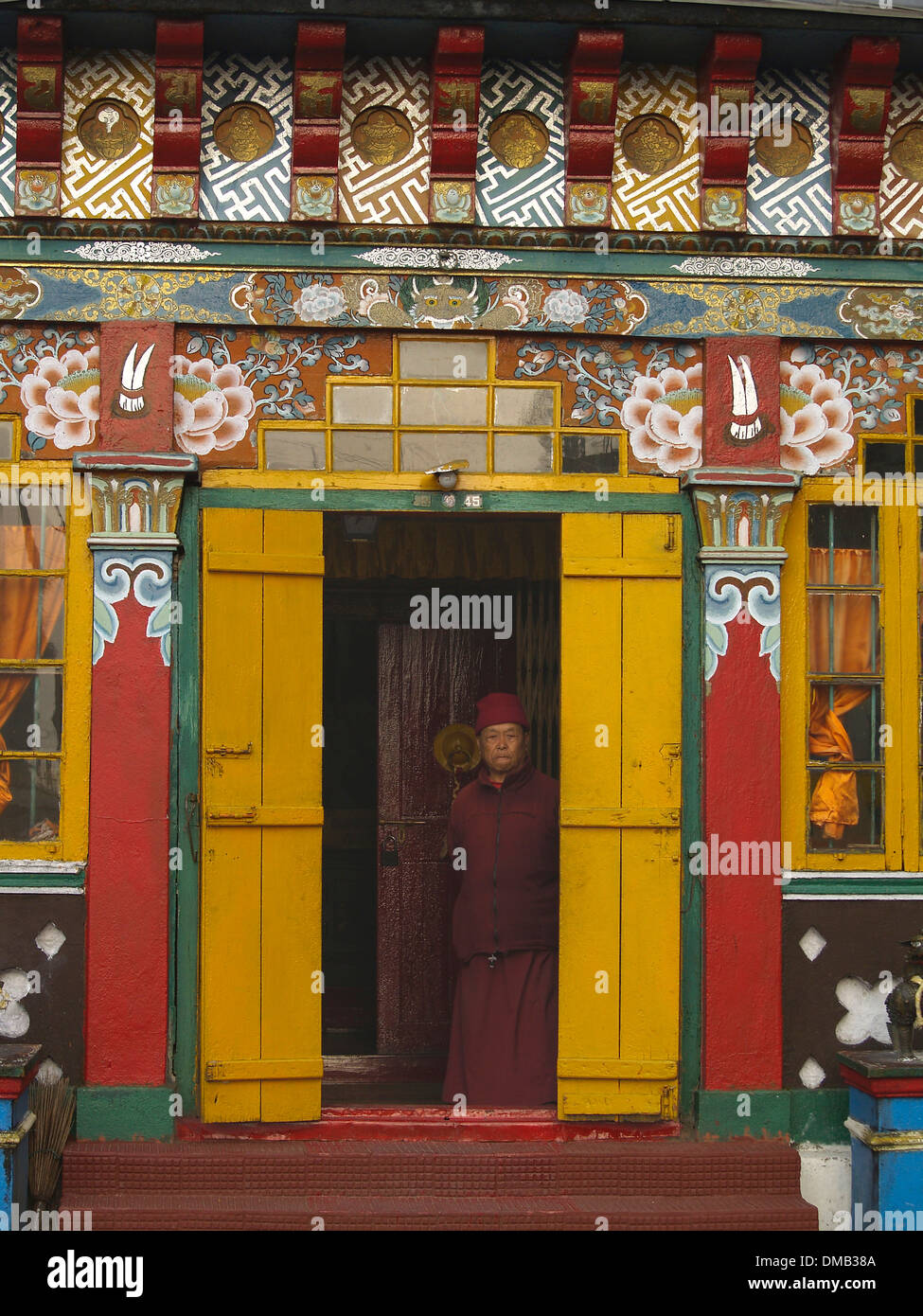 Der Hauptmönch peering aus der Tür des Yiga Choeling Ghoom Kloster, Darjeeling, Indien Stockfoto