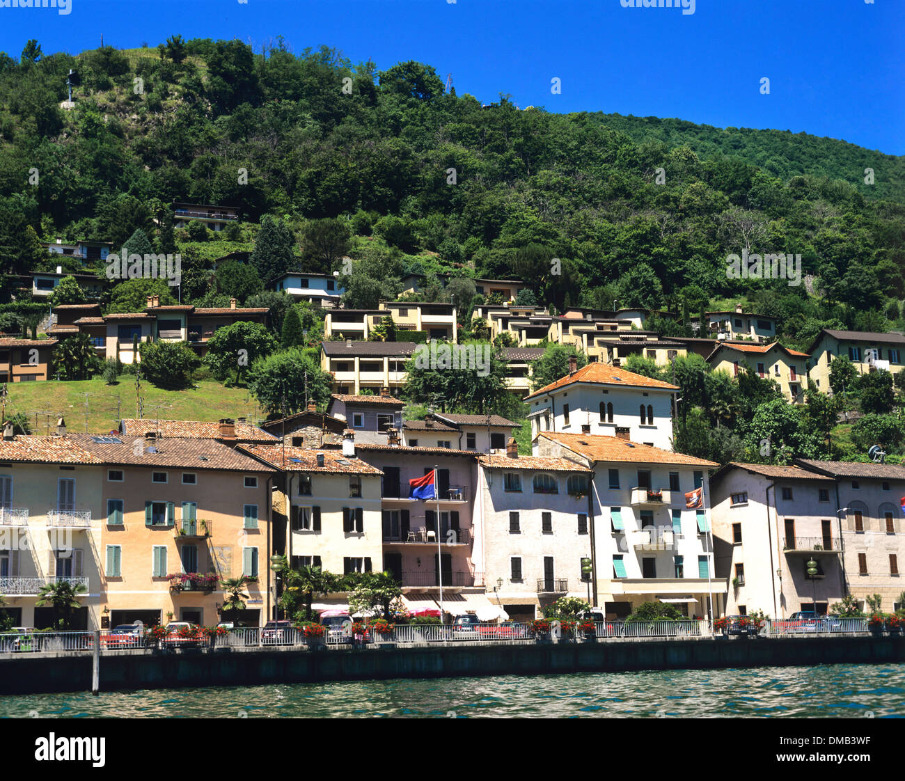 Waterfront Häuser zeigen, Lago di Lugano im Vordergrund, Lugano, Tessin, Schweiz Stockfoto