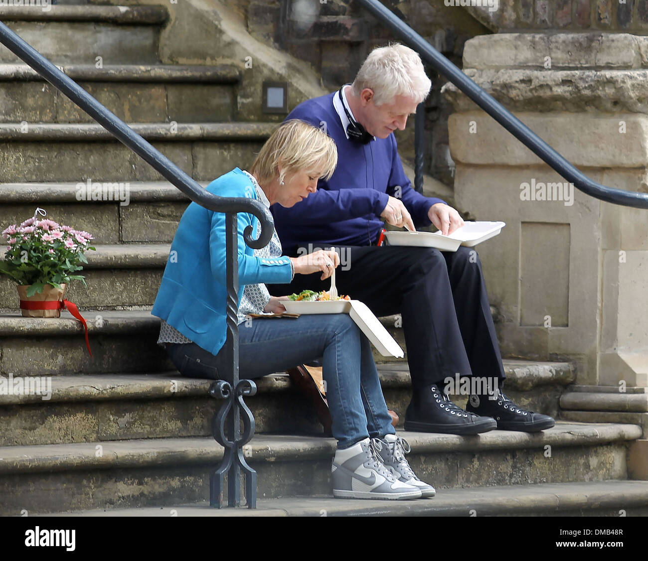 Regisseur Richard Curtis genießen eine Mittagessen brechen am Finaltag Dreharbeiten Wiederholungen vor Ort in Abbey Road für "About Time" Film Stockfoto