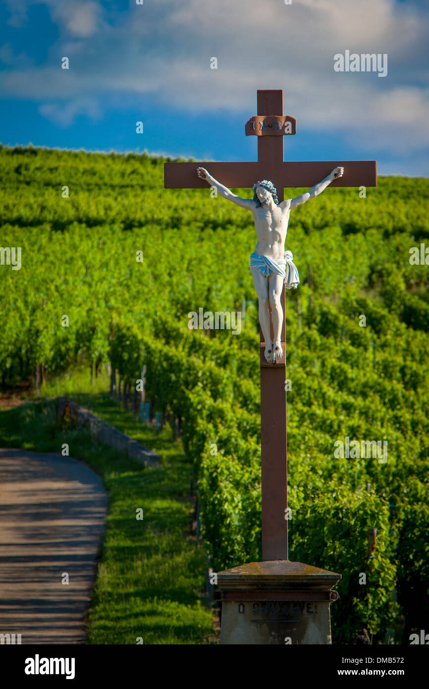 Kruzifix unterhalb der Weinberge von Grand Cru nahe Bennwihr - entlang der Wein Route, Elsass Haut-Rhin-Frankreich Stockfoto