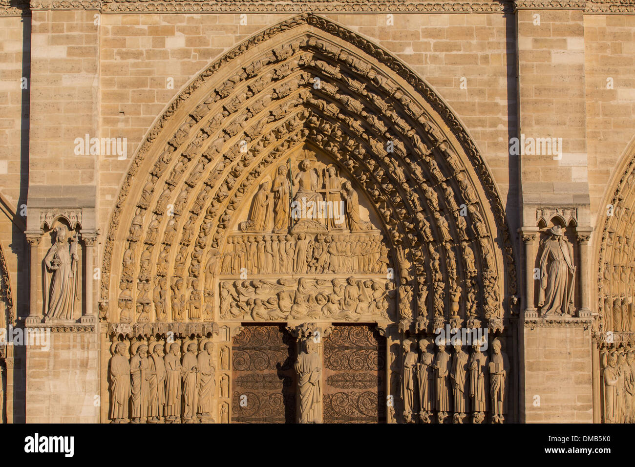 DIE TÜR DES URTEILS, KATHEDRALE NOTRE-DAME DE PARIS, LIEGT AUF DER ILE DE LA CITE IM HISTORISCHEN ZENTRUM VON PARIS, DIE KATHEDRALE IST DIE MEISTBESUCHTE WEBSITE IN FRANKREICH, 4. ARRONDISSEMENT, PARIS (75), FRANKREICH Stockfoto