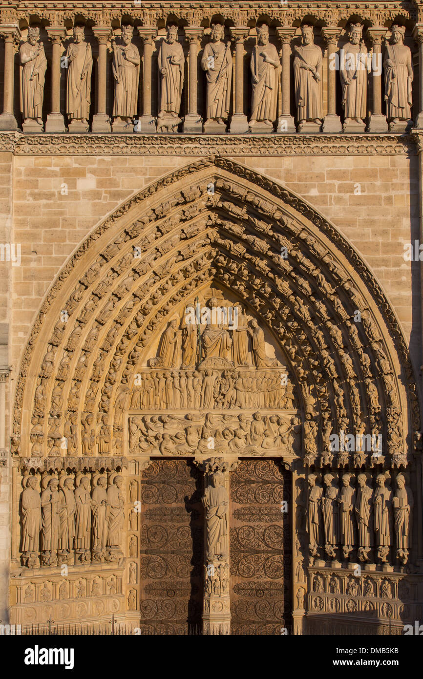 DIE TÜR DES URTEILS, KATHEDRALE NOTRE-DAME DE PARIS, LIEGT AUF DER ILE DE LA CITE IM HISTORISCHEN ZENTRUM VON PARIS, DIE KATHEDRALE IST DIE MEISTBESUCHTE WEBSITE IN FRANKREICH, 4. ARRONDISSEMENT, PARIS (75), FRANKREICH Stockfoto