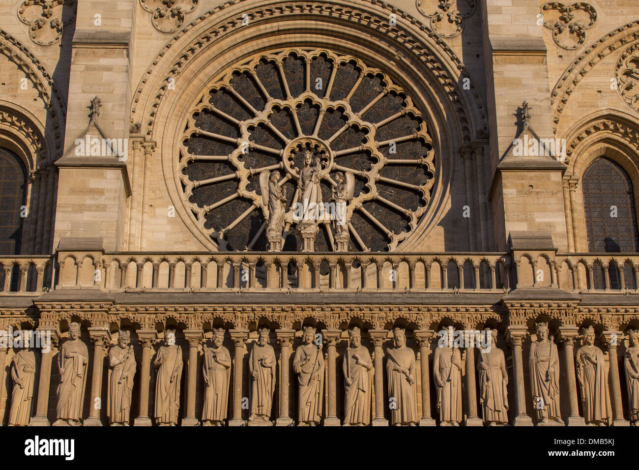 KATHEDRALE NOTRE-DAME DE PARIS BEFINDET SICH AUF DER ILE DE LA CITÉ IM HISTORISCHEN ZENTRUM VON PARIS, DIE KATHEDRALE IST DIE MEISTBESUCHTE WEBSITE IN FRANKREICH, 4. ARRONDISSEMENT, PARIS (75), FRANKREICH Stockfoto