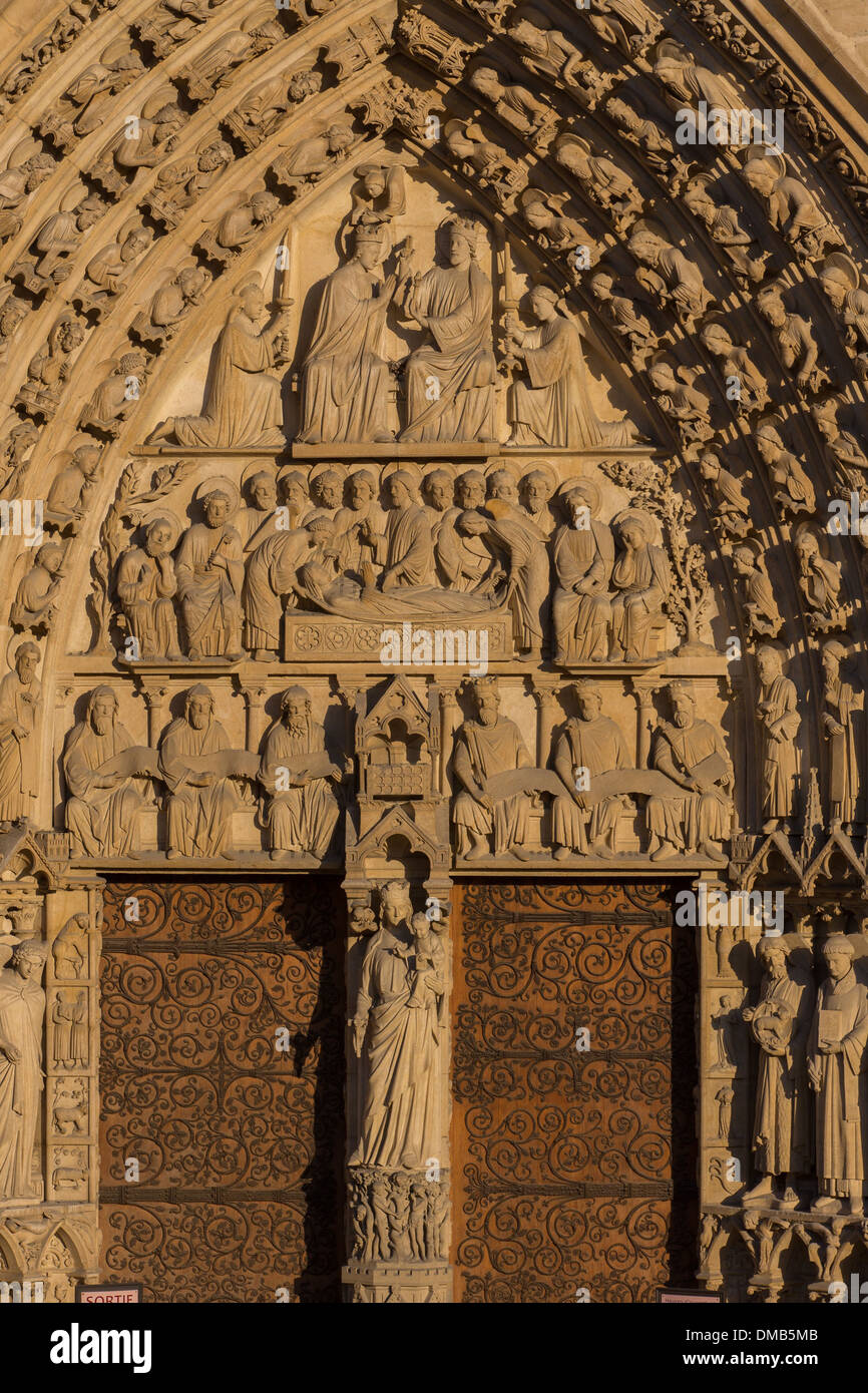 DIE TÜR DER JUNGFRAU AN DER KATHEDRALE NOTRE-DAME DE PARIS, BEFINDET SICH AUF DER ILE DE LA CITE IM HISTORISCHEN ZENTRUM VON PARIS, DIE KATHEDRALE IST DIE MEISTBESUCHTE WEBSITE IN FRANKREICH, 4. ARRONDISSEMENT, PARIS (75), FRANKREICH Stockfoto