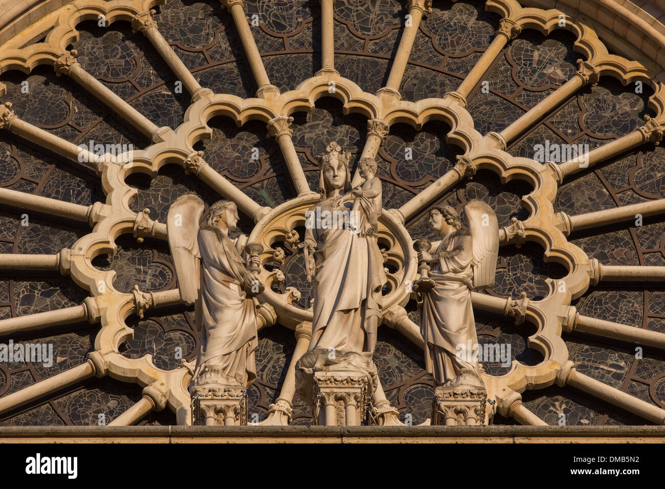 DER BALKON DER JUNGFRAU, DETAIL SCHUSS VON KATHEDRALE NOTRE-DAME DE PARIS, LIEGT AUF DER ILE DE LA CITÉ IM HISTORISCHEN ZENTRUM VON PARIS, DIE KATHEDRALE IST DIE MEISTBESUCHTE WEBSITE IN FRANKREICH, 4. ARRONDISSEMENT, PARIS (75), FRANKREICH Stockfoto