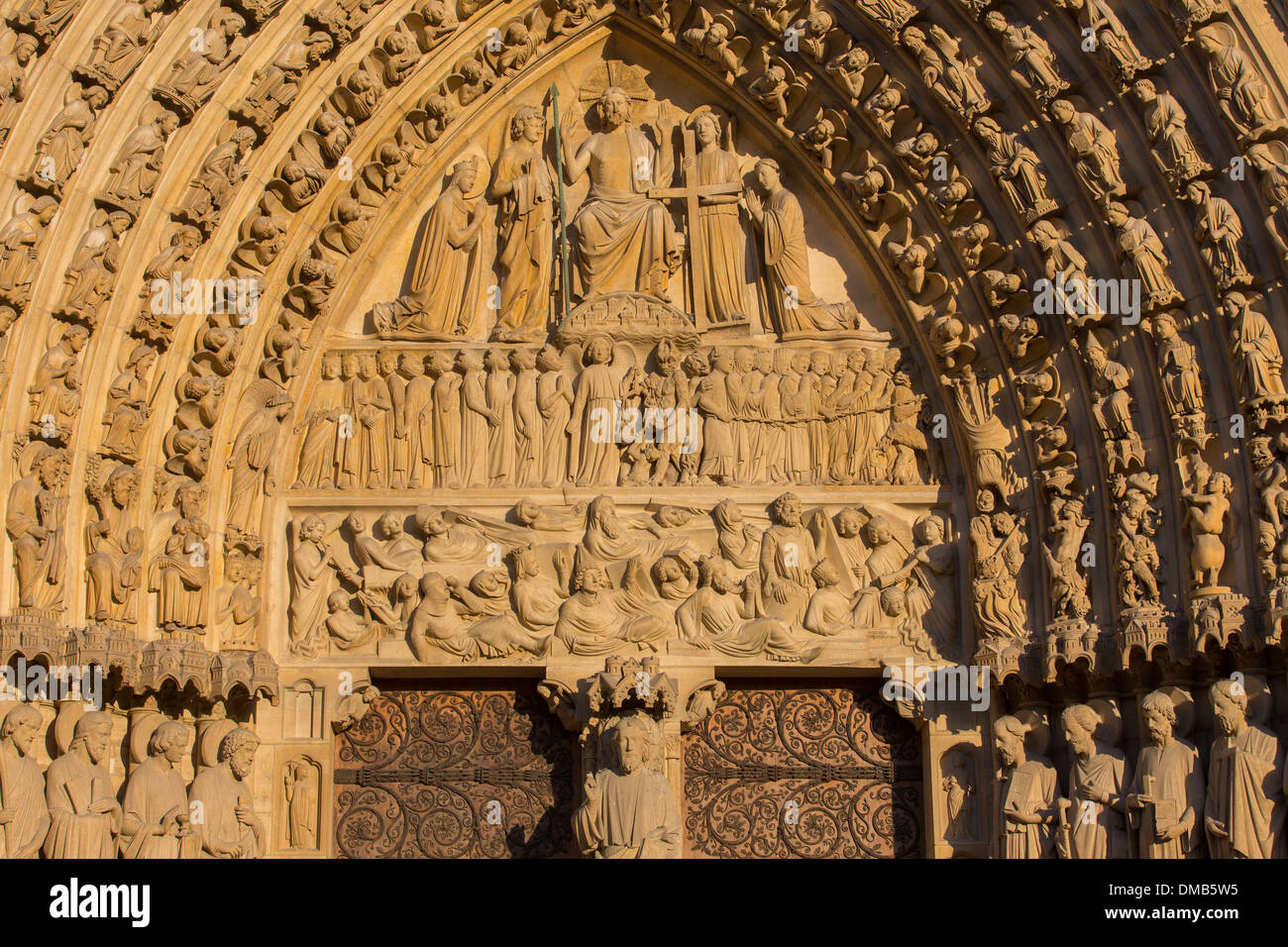 DIE TÜR DES URTEILS, KATHEDRALE NOTRE-DAME DE PARIS, LIEGT AUF DER ILE DE LA CITE IM HISTORISCHEN ZENTRUM VON PARIS, DIE KATHEDRALE IST DIE MEISTBESUCHTE WEBSITE IN FRANKREICH, 4. ARRONDISSEMENT, PARIS (75), FRANKREICH Stockfoto