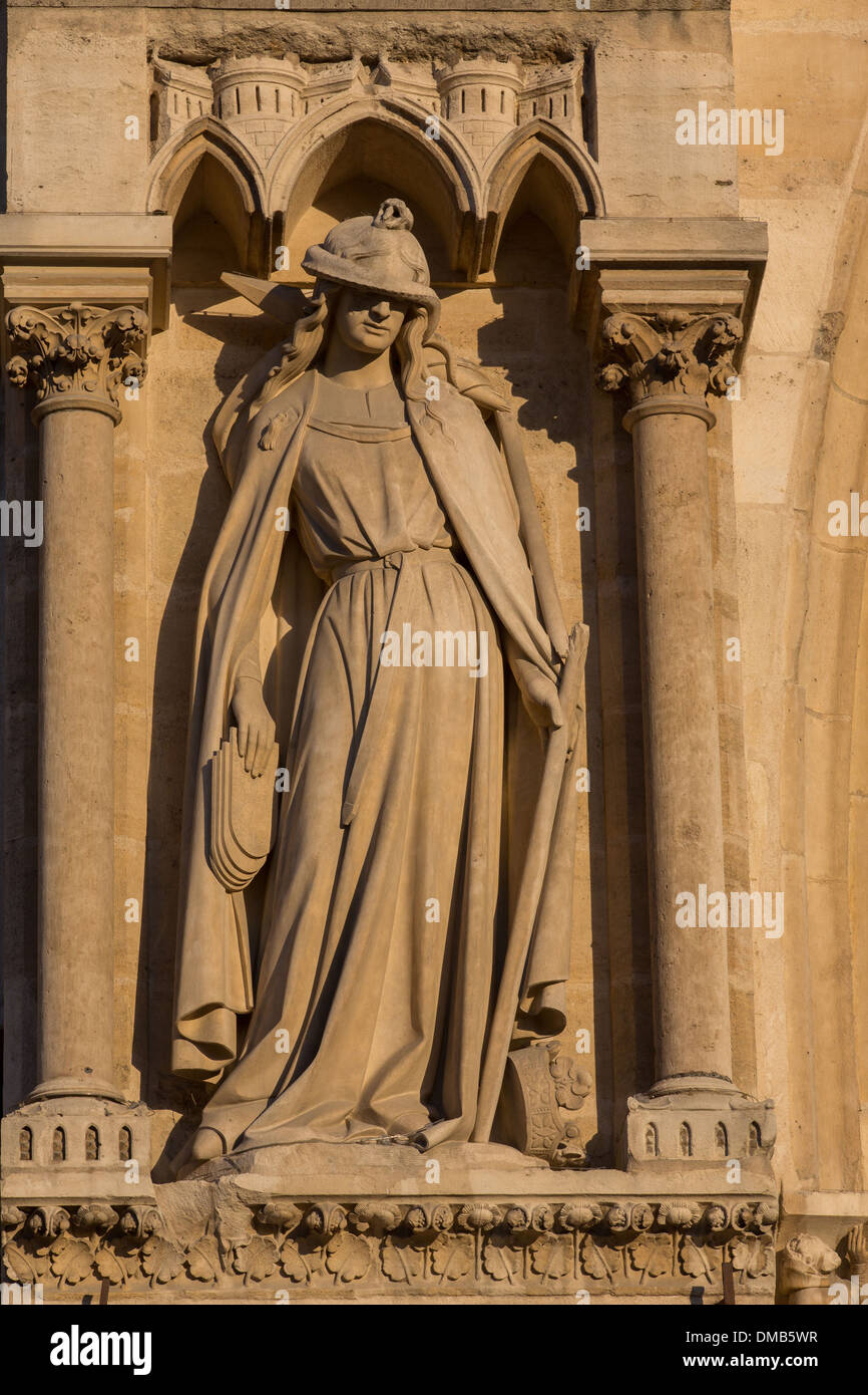 DETAIL SCHUSS VON DER FASSADE DER KATHEDRALE NOTRE-DAME DE PARIS, LIEGT AUF DER ILE DE LA CITE IM HISTORISCHEN ZENTRUM VON PARIS, DIE KATHEDRALE IST DIE MEISTBESUCHTE WEBSITE IN FRANKREICH, 4. ARRONDISSEMENT, PARIS (75), FRANKREICH Stockfoto