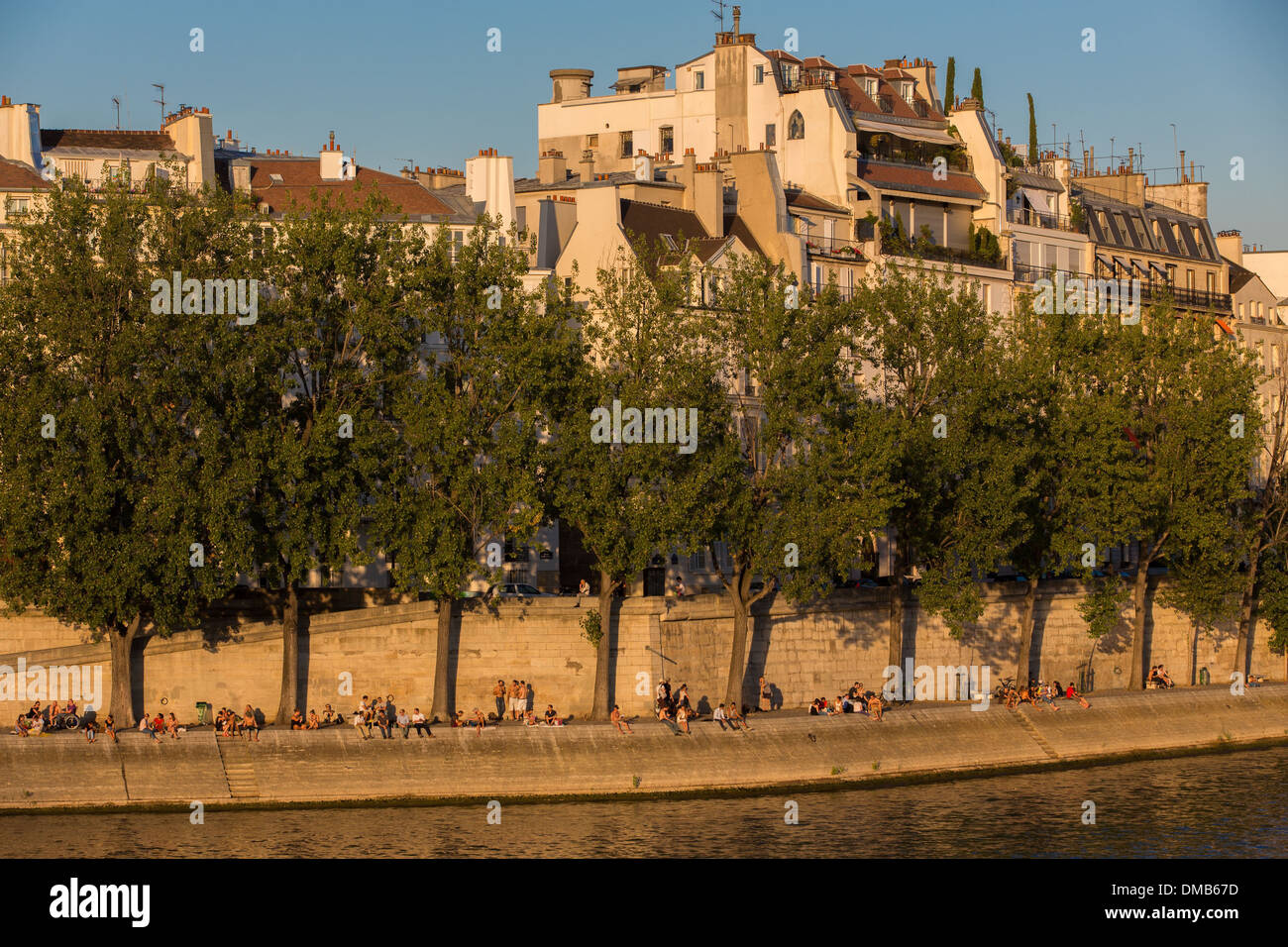 DER QUAI D ' ORLÉANS IST EINE STRAßE, DIE ENTLANG DER SEINE AUF ILE SAINT-LOUIS UND FÜR DEN PARISERN LÄUFT EIN ORT FÜR SPAZIERGÄNGE UND ENTSPANNENDE, 4. ARRONDISSEMENT, PARIS (75), FRANKREICH Stockfoto