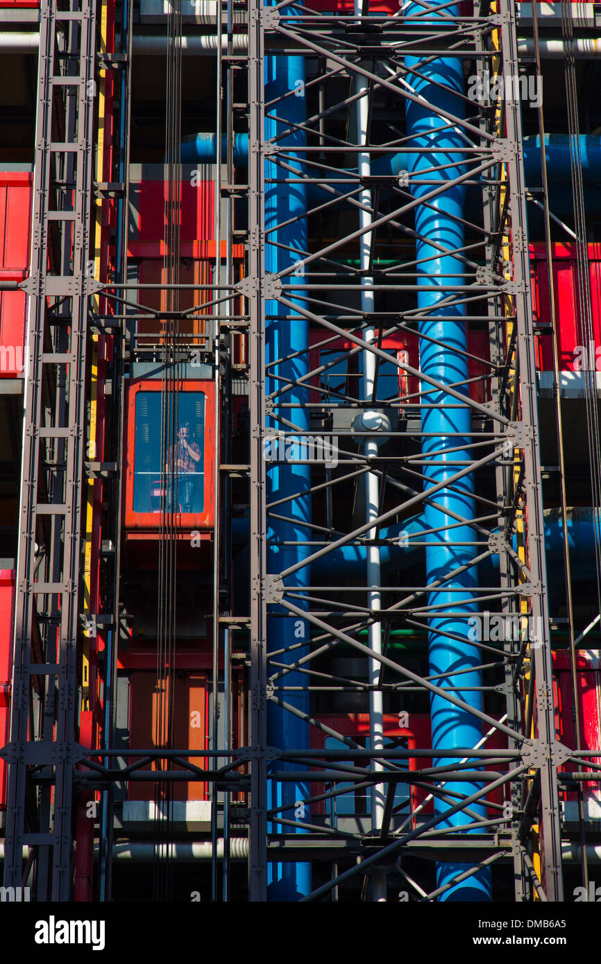GEORGES POMPIDOU NATIONAL CENTER FÜR KUNST UND KULTUR, (MAZ), AUCH GENANNT CENTRE BEAUBOURG ODER CENTRE POMPIDOU ZEIGT SAMMLUNGEN DER MODERNEN KUNST, DESIGN, FOTOGRAFIE UND GRAFIK, 4. ARRONDISSEMENT, PARIS (75), ILE-DE-FRANCE, FRANKREICH Stockfoto