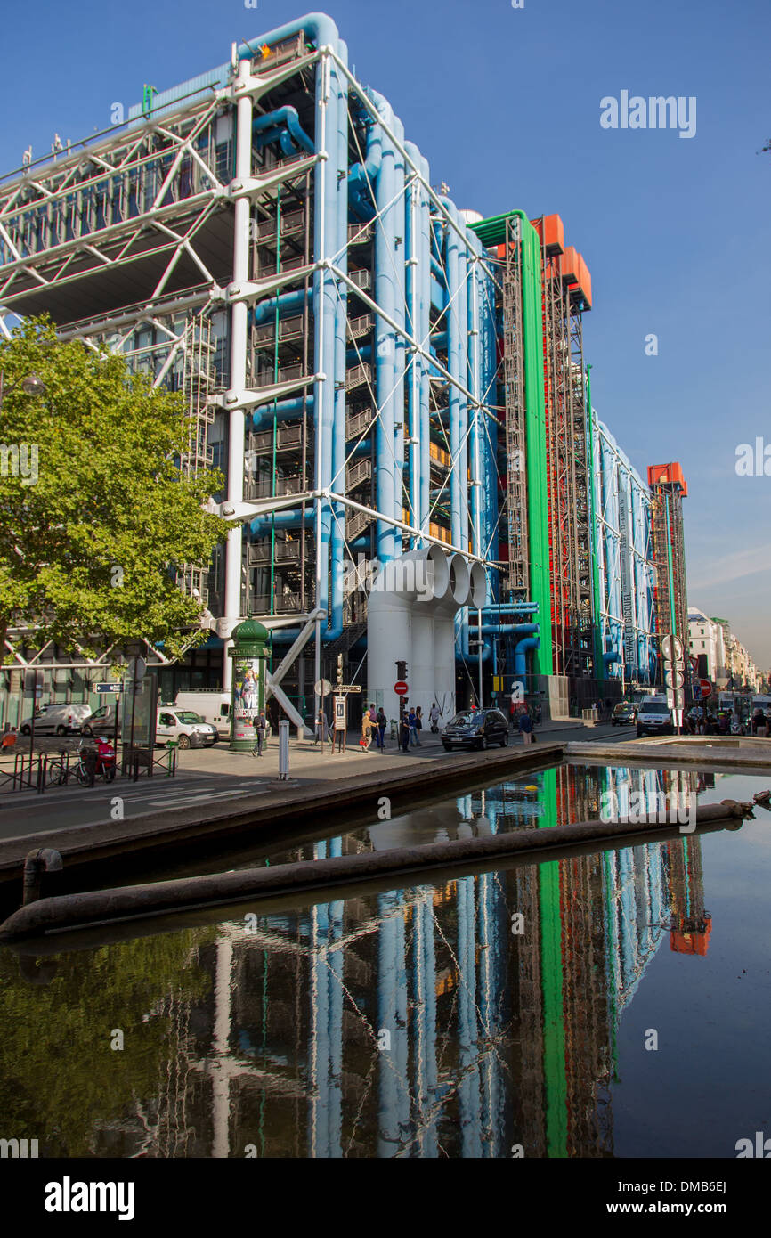 GEORGES POMPIDOU NATIONAL CENTER FÜR KUNST UND KULTUR, (MAZ), AUCH GENANNT CENTRE BEAUBOURG ODER CENTRE POMPIDOU ZEIGT SAMMLUNGEN DER MODERNEN KUNST, DESIGN, FOTOGRAFIE UND GRAFIK, 4. ARRONDISSEMENT, PARIS (75), ILE-DE-FRANCE, FRANKREICH Stockfoto