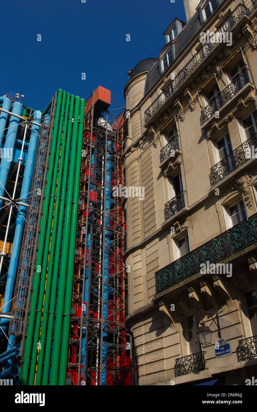 GEORGES POMPIDOU NATIONAL CENTER FÜR KUNST UND KULTUR, (MAZ), AUCH GENANNT CENTRE BEAUBOURG ODER CENTRE POMPIDOU ZEIGT SAMMLUNGEN DER MODERNEN KUNST, DESIGN, FOTOGRAFIE UND GRAFIK, 4. ARRONDISSEMENT, PARIS (75), ILE-DE-FRANCE, FRANKREICH Stockfoto