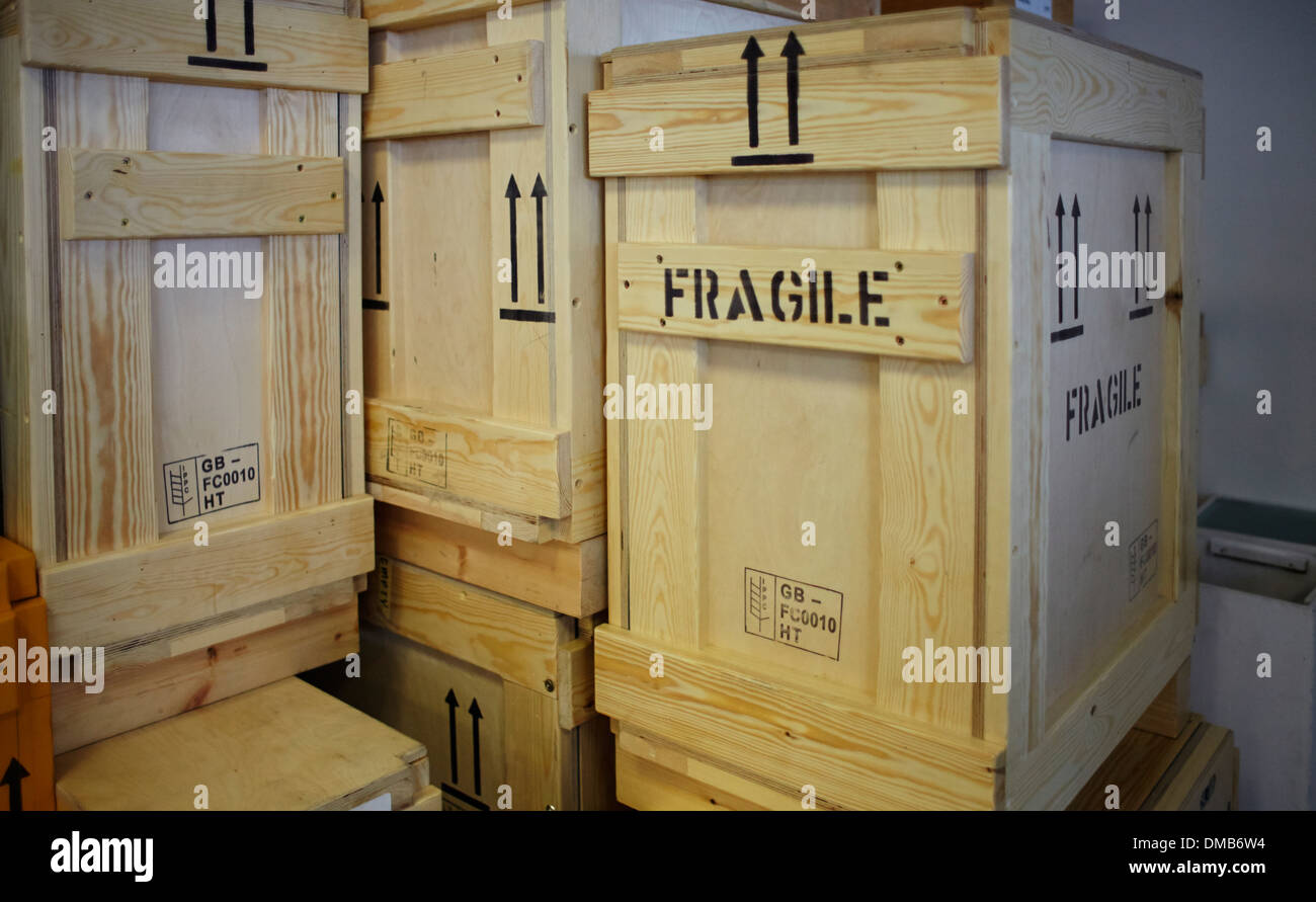 Fragile Holzkunst Transportboxen Stockfoto