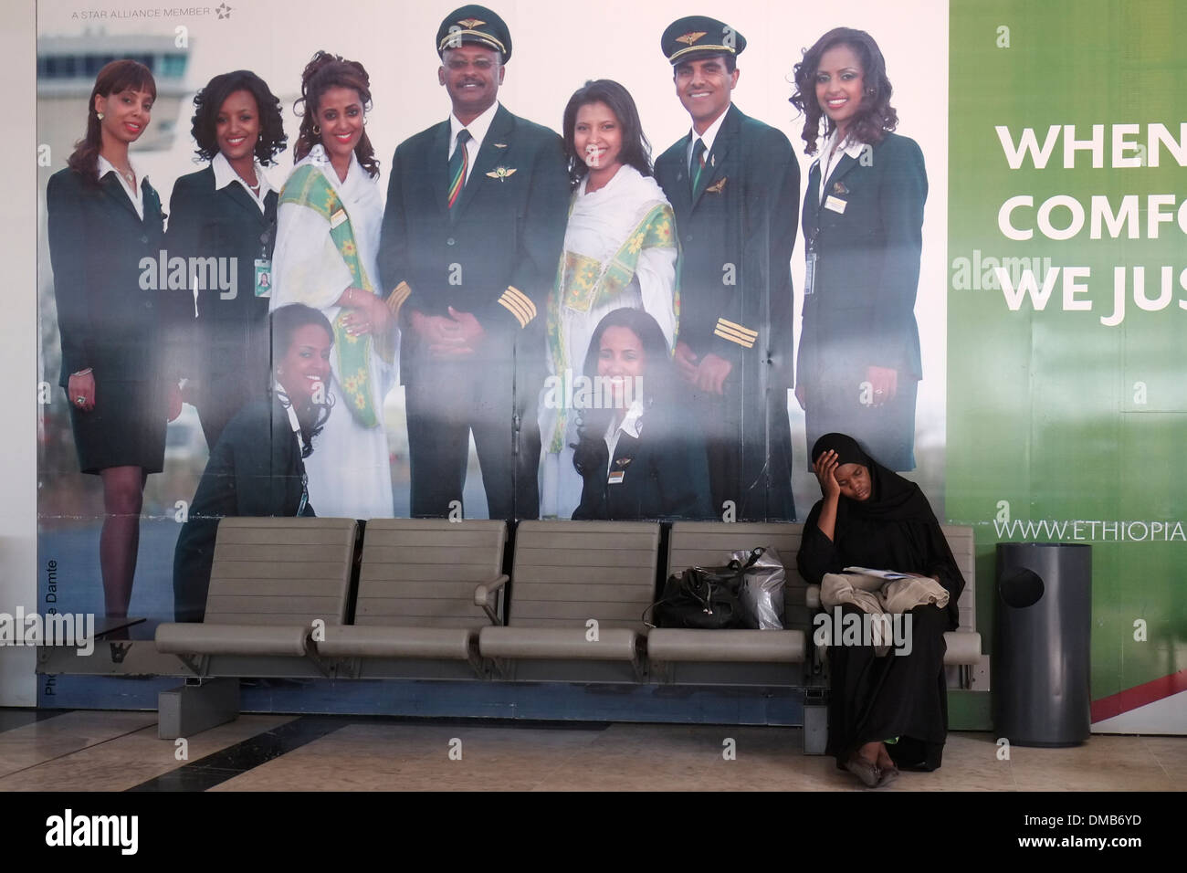 Eine afrikanische Passagierin wartet auf ihren Flug am Terminal im internationalen Flughafen Bole, Addis Abeba, Äthiopien Stockfoto