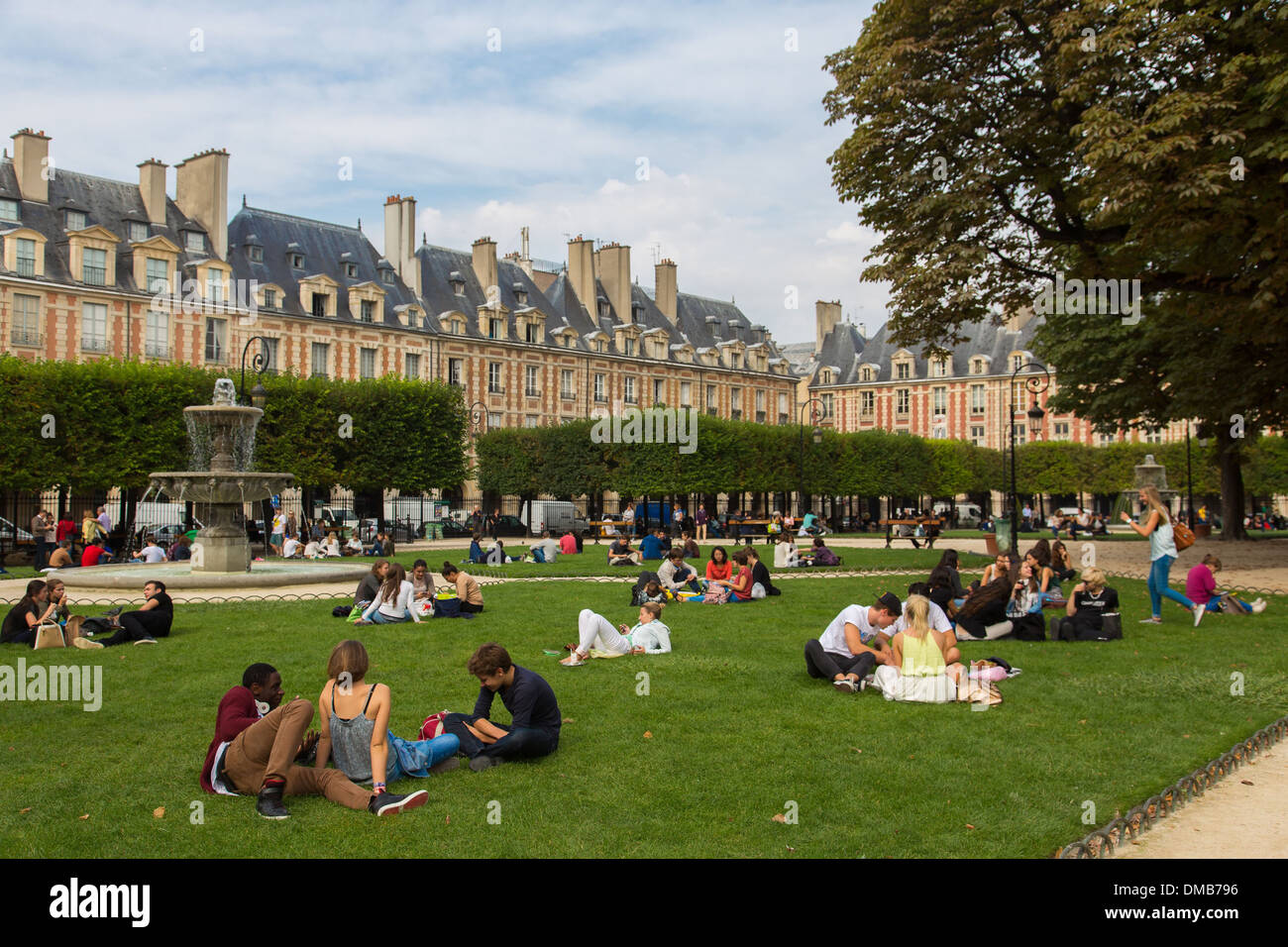 DER PLACE DES VOSGES IM MARAIS-VIERTEL ZWISCHEN DEM 3. UND 4. ARRONDISSEMENT LIEGT, ES IST DER ÄLTESTE PLATZ IN PARIS, PARIS (75), ILE-DE-FRANCE, FRANKREICH Stockfoto