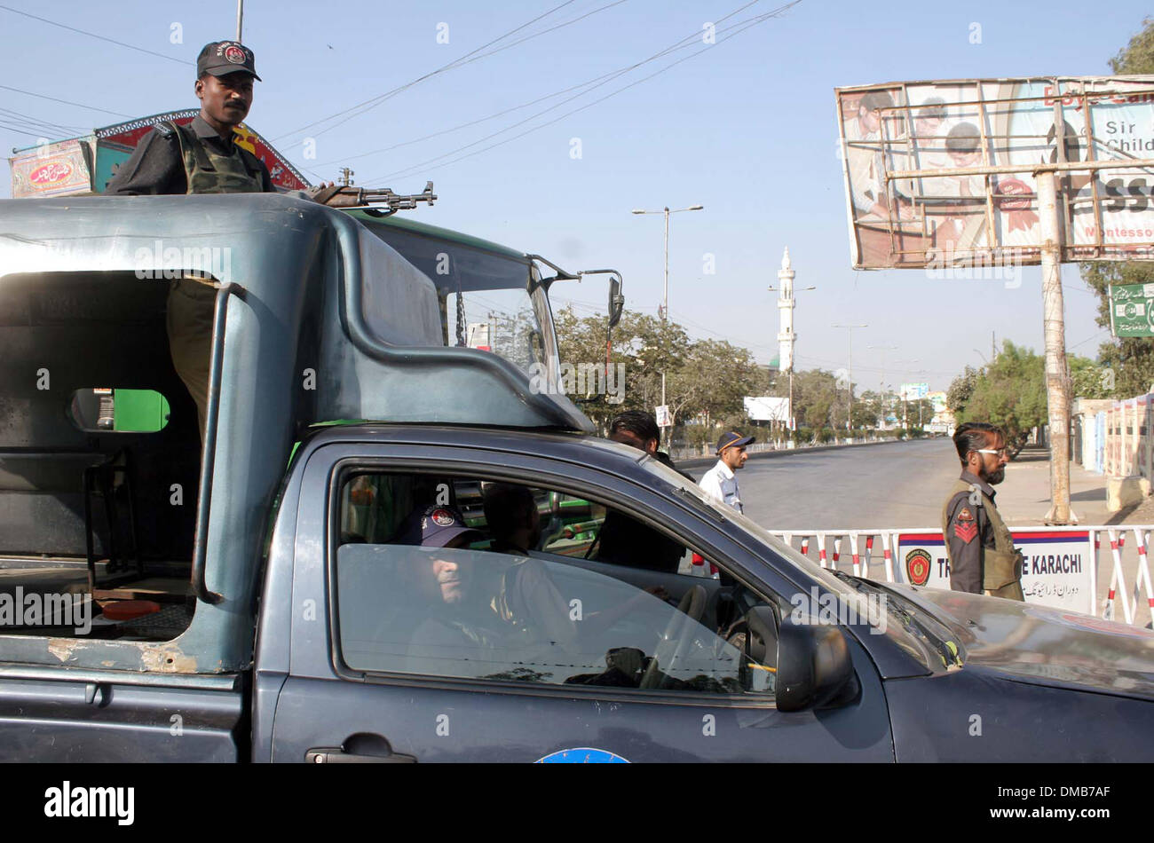 Karachi, Pakistan. 13. Dezember 2013. Straße in Richtung Guru Mandir Bereich gesehen wegen Protest gegen die religiöse Partei geschlossen, Ahle Sunnat Wal Jammat protestieren gegen Tötung von Shams ur Rehman Muavia, führend in der Region Punjab und von nicht identifizierten bewaffneten Männern in Lahore, M.A Jinnah Road in Karachi auf Freitag, 13. Dezember 2013 ermordet. Stockfoto