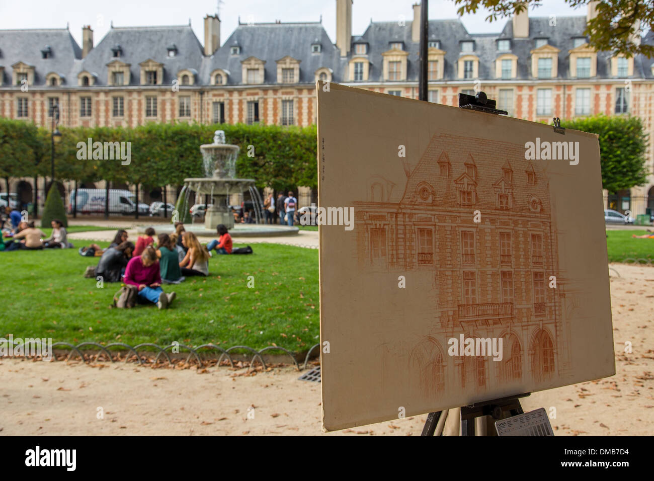 DER PLACE DES VOSGES IM MARAIS-VIERTEL ZWISCHEN DEM 3. UND 4. ARRONDISSEMENT LIEGT, ES IST DER ÄLTESTE PLATZ IN PARIS, PARIS (75), ILE-DE-FRANCE, FRANKREICH Stockfoto