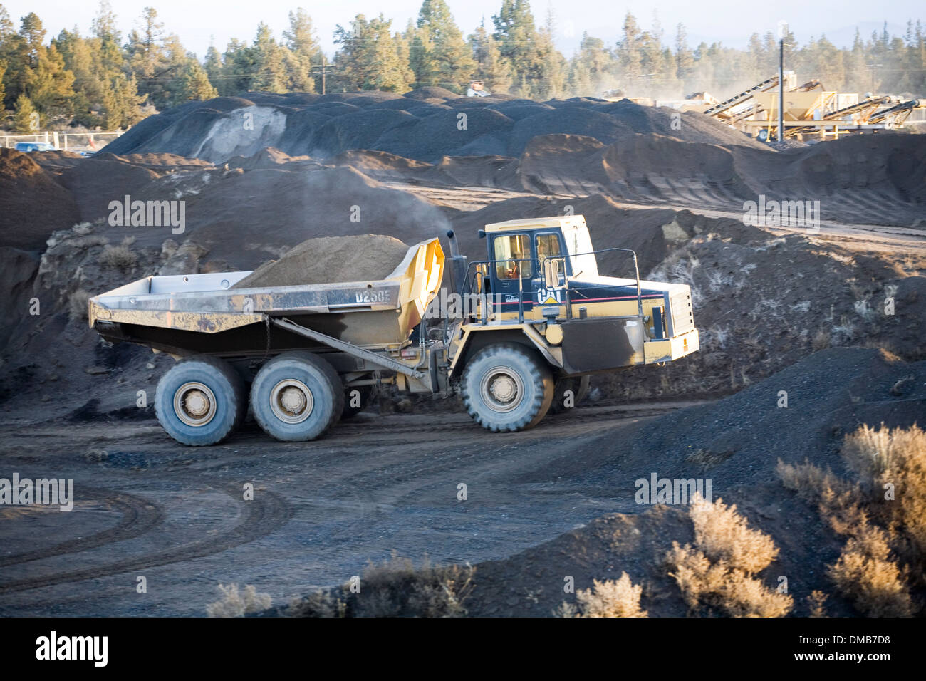 Ein Riesen Caterpillar Muldenkipper Erde bewegen Stockfoto