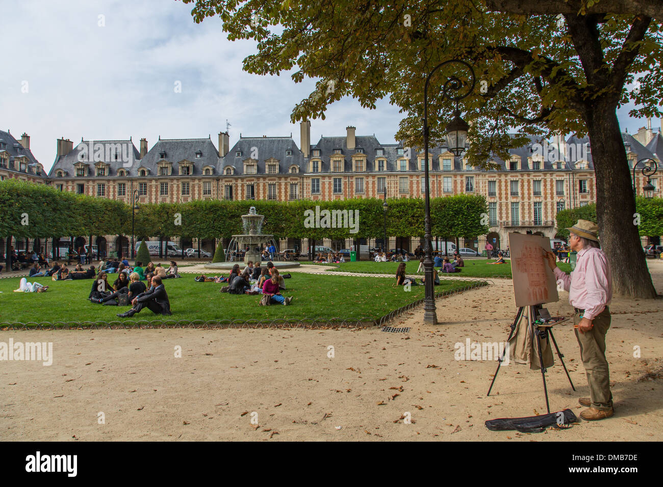 DER PLACE DES VOSGES IM MARAIS-VIERTEL ZWISCHEN DEM 3. UND 4. ARRONDISSEMENT LIEGT, ES IST DER ÄLTESTE PLATZ IN PARIS, PARIS (75), ILE-DE-FRANCE, FRANKREICH Stockfoto