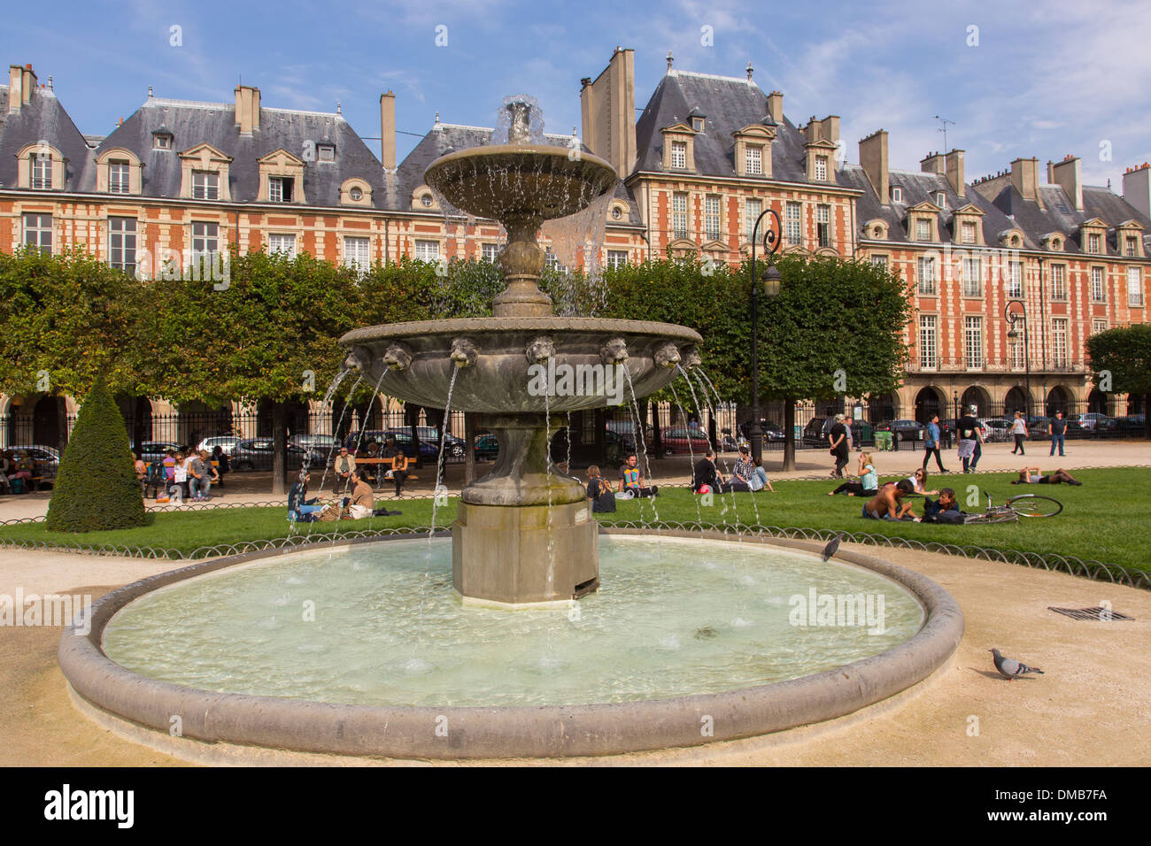 DER PLACE DES VOSGES IM MARAIS-VIERTEL ZWISCHEN DEM 3. UND 4. ARRONDISSEMENT LIEGT, ES IST DER ÄLTESTE PLATZ IN PARIS, SEINEN BRUNNEN FLIEßEN VOM OURCQ, PARIS (75), ILE-DE-FRANCE, FRANKREICH Stockfoto