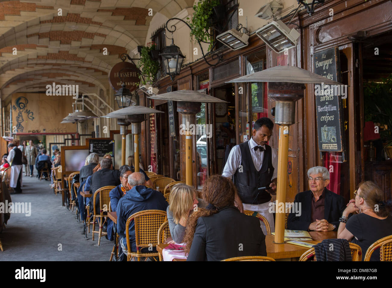 TERRASSE DES CAFE, MA BOURGOGNE, PLACE DES VOSGES, 4. ARRONDISSEMENT, PARIS (75), ILE-DE-FRANCE, FRANKREICH Stockfoto