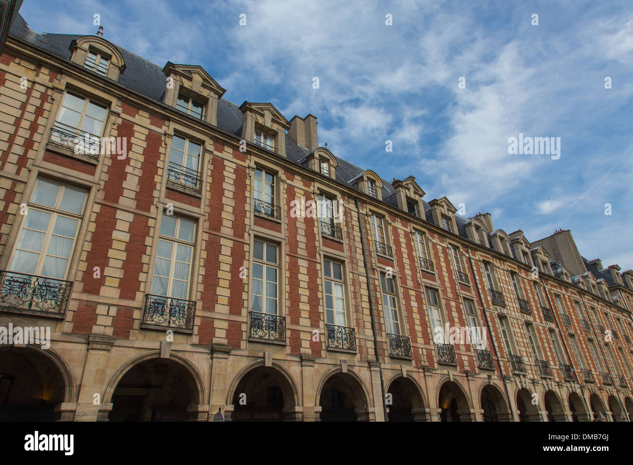 FASSADE EINES GEBÄUDES, PLACE DES VOSGES, 4. ARRONDISSEMENT, PARIS (75), ILE-DE-FRANCE, FRANKREICH Stockfoto