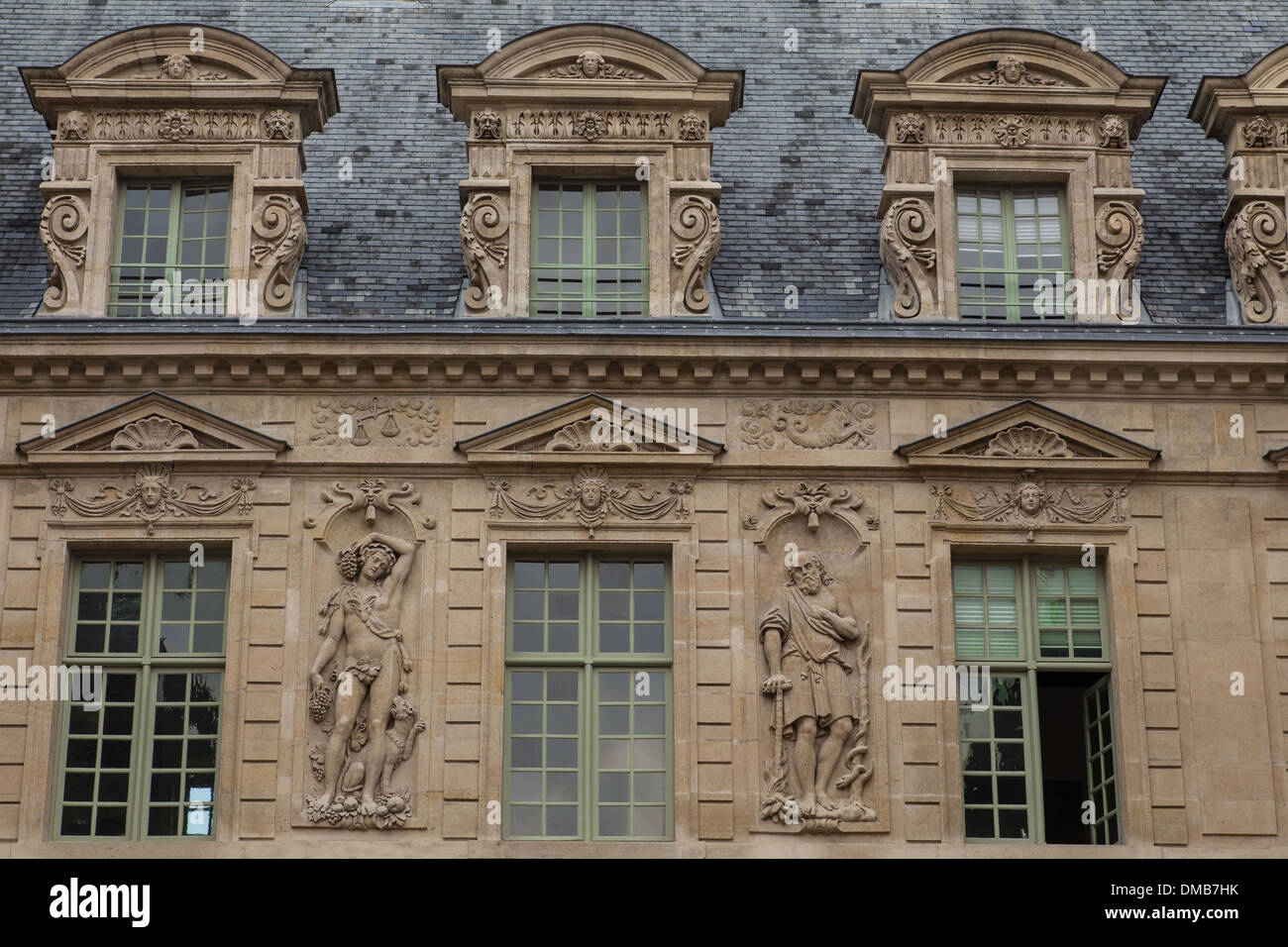 DAS HOTEL DE SULLY IST EINE PRIVATE LOUIS XIII-STADT VILLA IM MARAIS VIERTEL, ES BEHERBERGT DAS ZENTRUM FÜR NATIONALE DENKMÄLER, 4. ARRONDISSEMENT, PARIS (75), ILE-DE-FRANCE, FRANKREICH Stockfoto